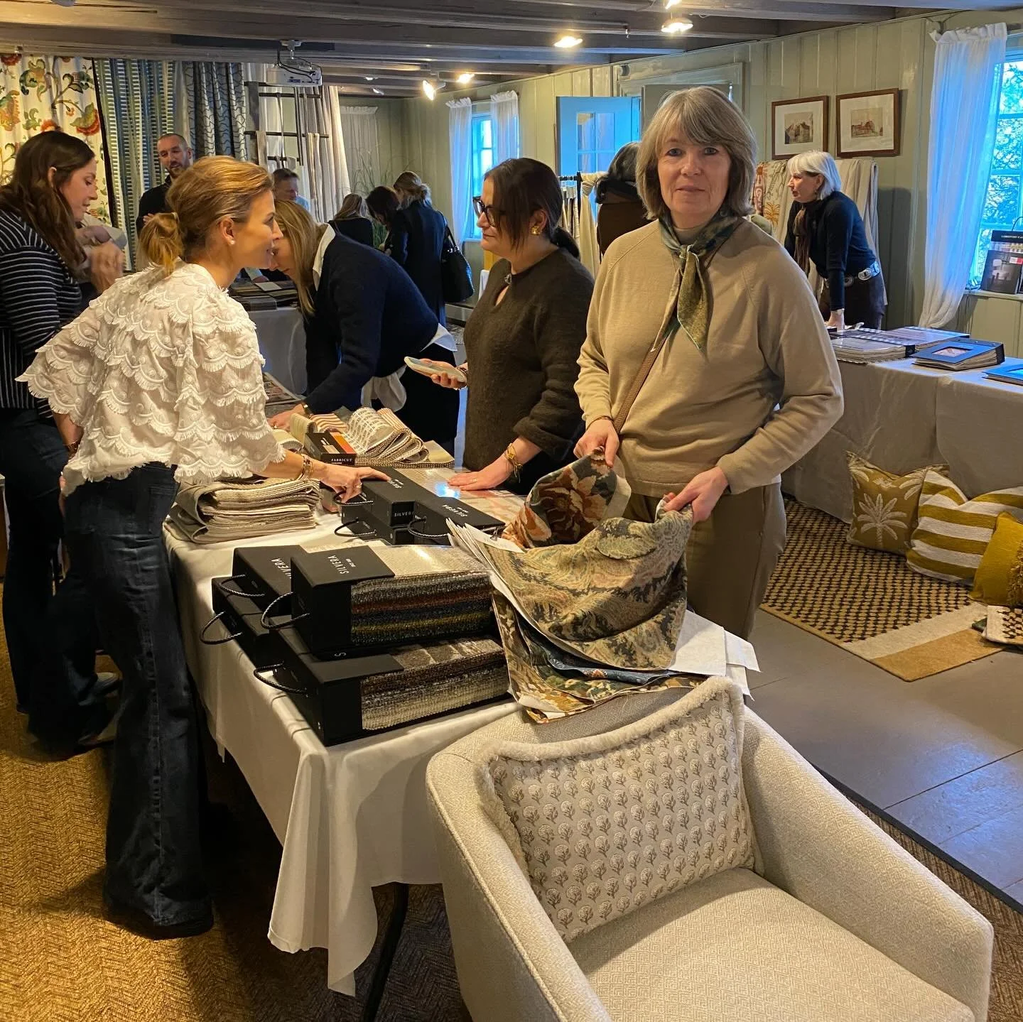 Inspirerende dag i Oslo Bymuseum hvor @cosmotex_as , @cameliainterior , @poesiinterior og @riisinterior hadde tekstilvisning. Masse lekre nyheter 🦚