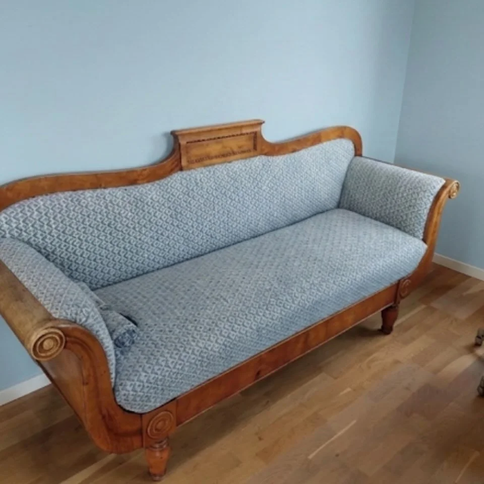 Nydelig sofa er trukket om i et tekstil fra @colefaxandfowler. Vi samarbeider med m&oslash;beltapetserer og hjelper deg med &aring; finne tekstil som passer til b&aring;de m&oslash;belet og ditt interi&oslash;r 🦚
