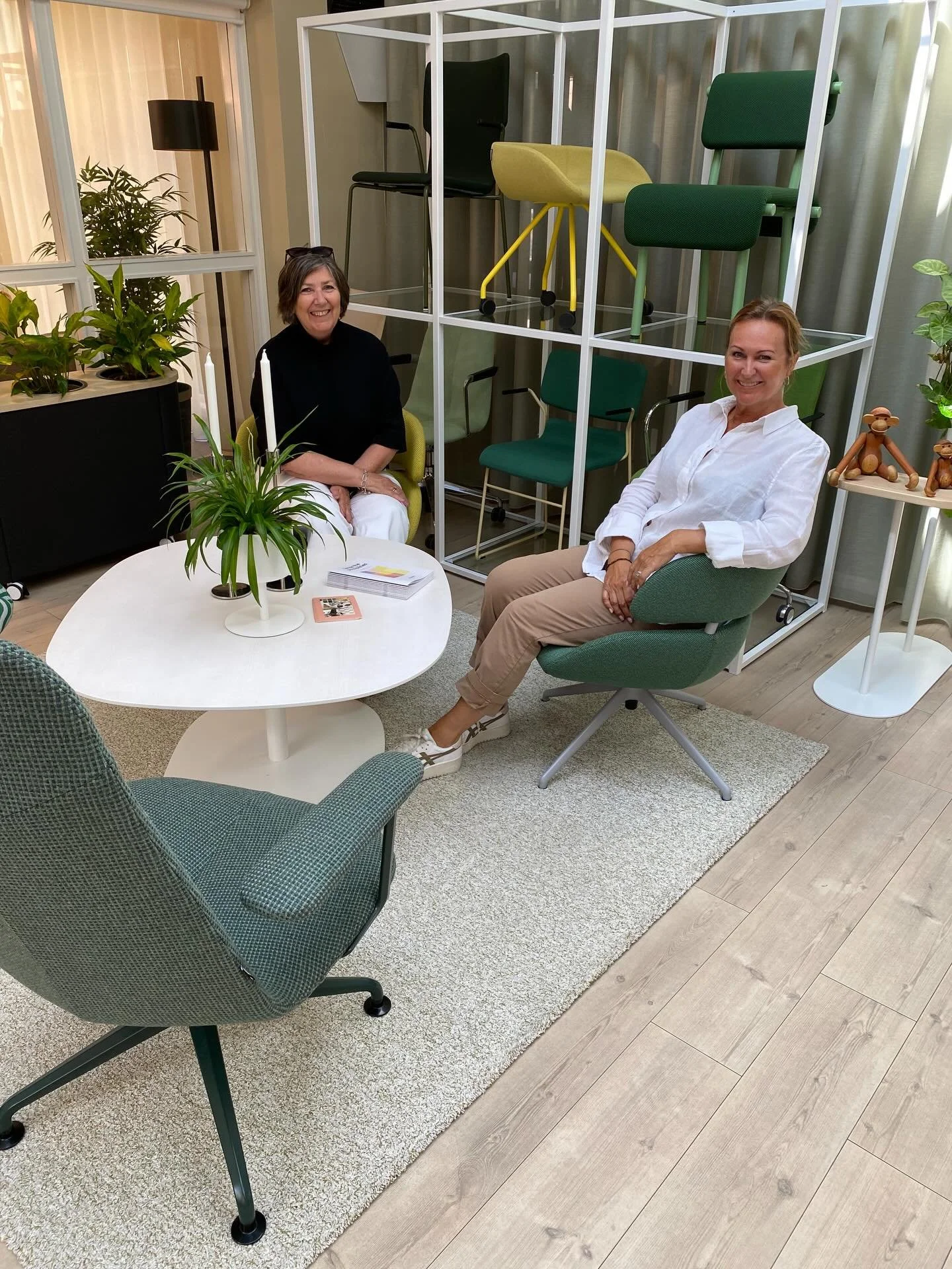 Vi har hatt en inspirerende dag i Oslo hos Nina i @almedahls_contract_interiors hvor vi har sett p&aring; tekstiler til gardiner og flotte gulvtepper i ull og lin. Her er det utallige muligheter n&aring;r det gjelder m&oslash;nster, former og farger 