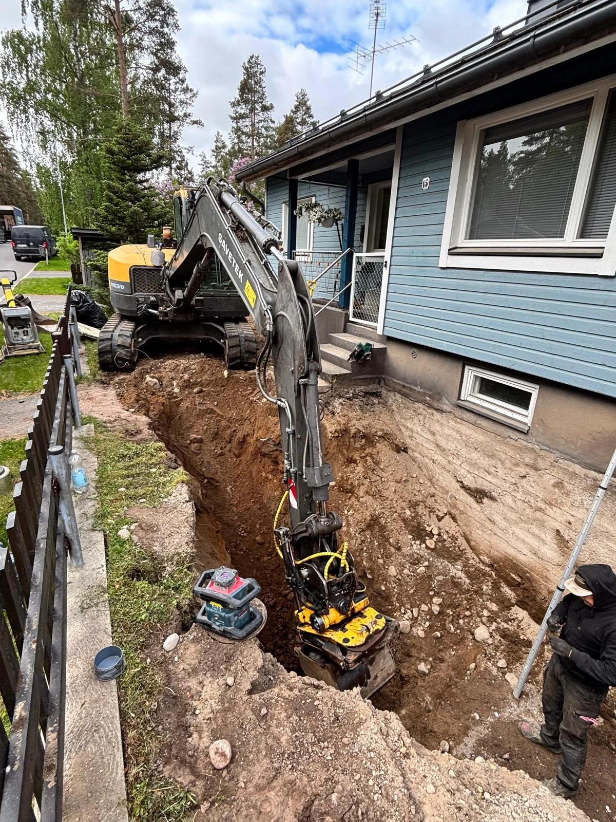 Tuus-Kaivuu suorittaa puunkaatoa pääkaupunkiseudulla – kaivinkone ja sahauskalusto kaatavat puita työmaalla.