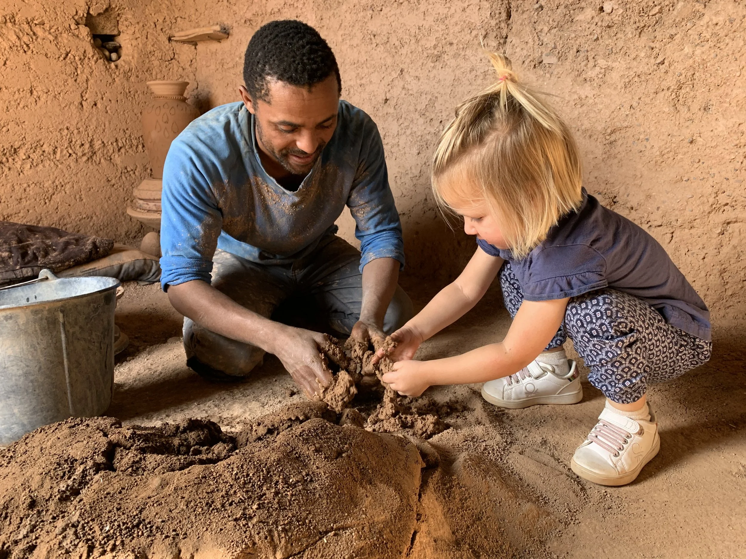 met de pottenbakker samen aan het werk