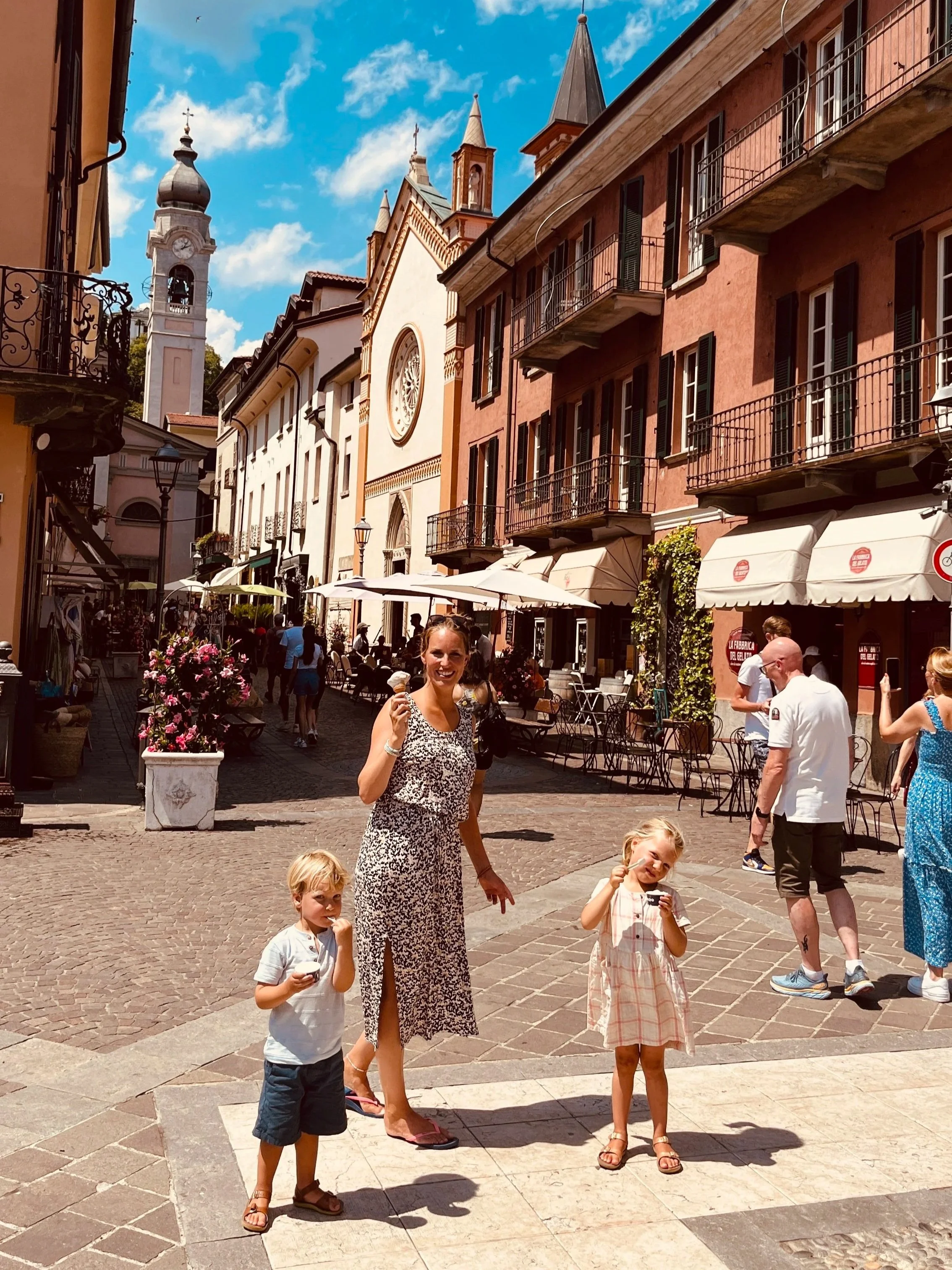 Ijsjes eten met kinderen in lokale Italiaanse dorpjes