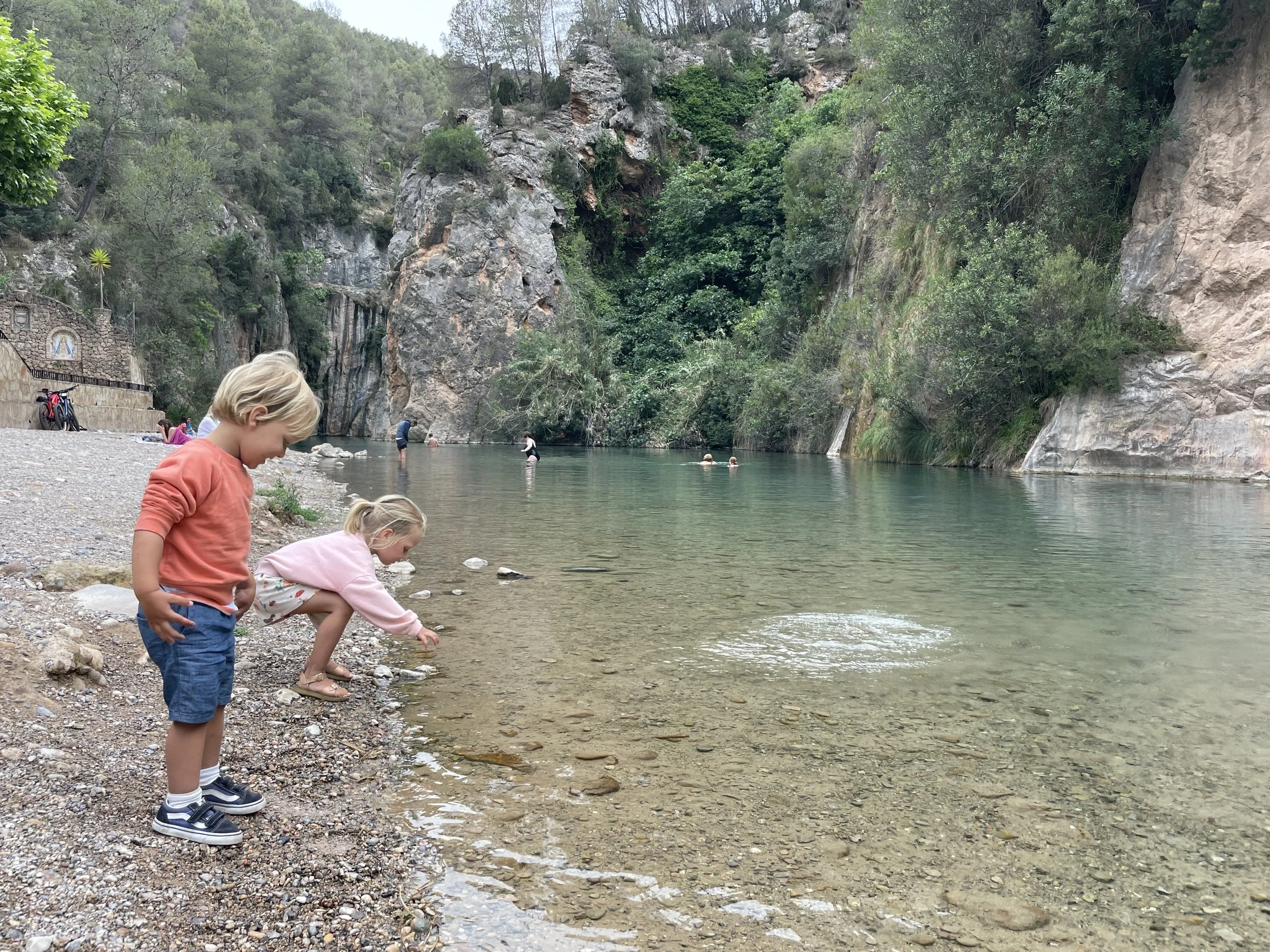 Spelen met het water in binnenland van Spanje
