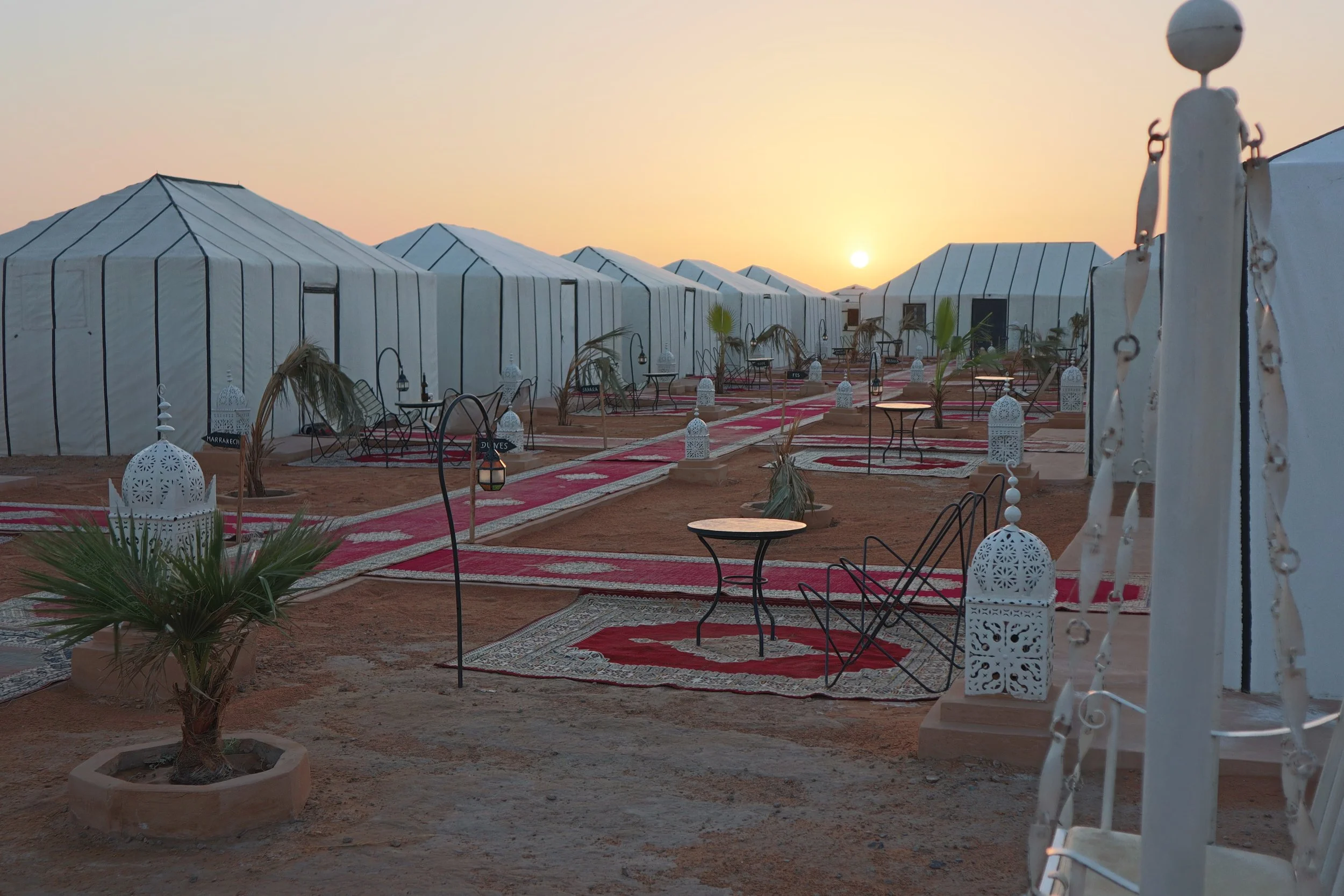 Luxe tentenkamp in woestijn