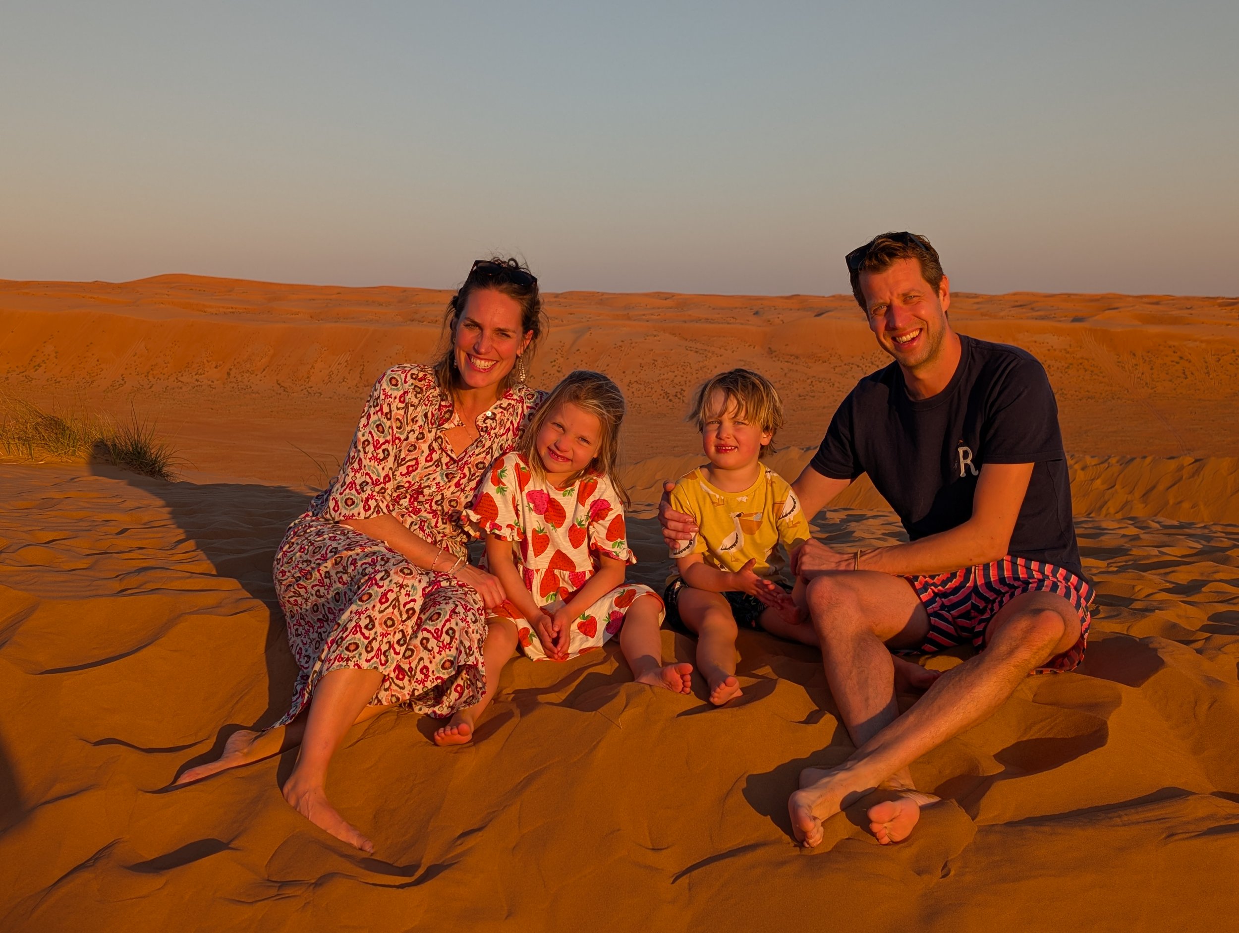 met de familie in wahiba sands
