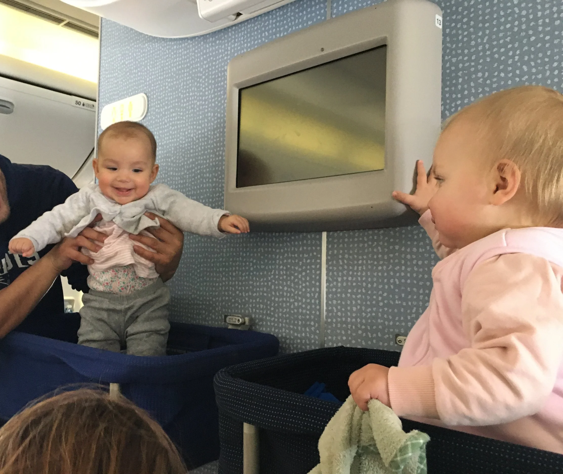 met baby in vliegtuig