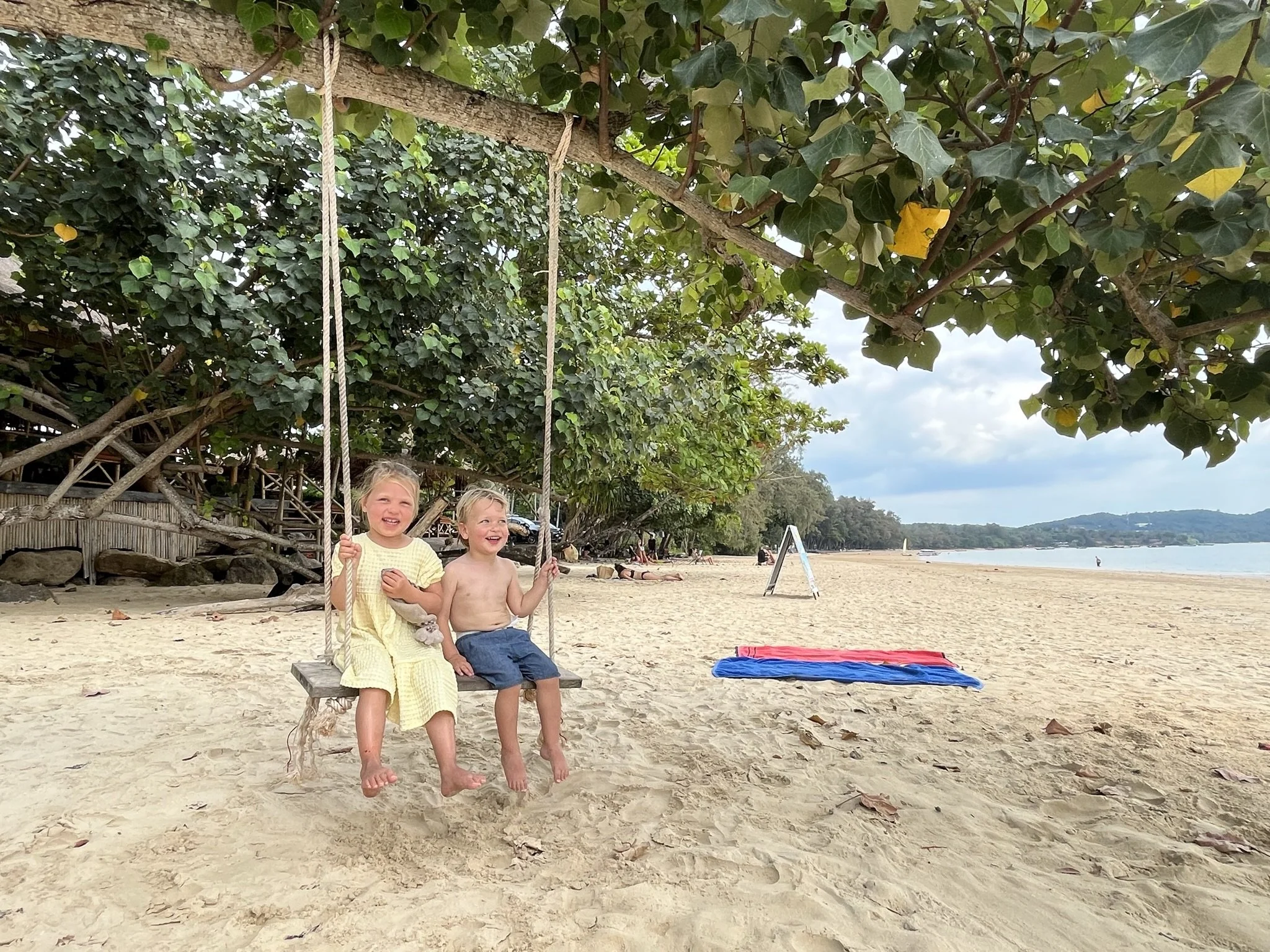 Kinderen op strand in Krabi
