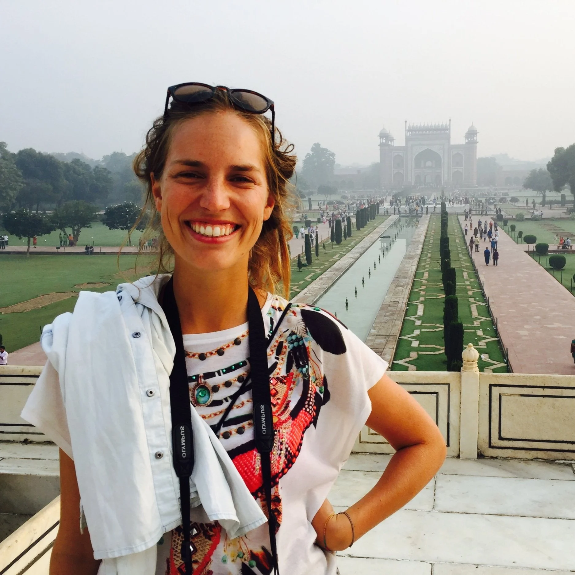 Dit ben ik, staand voor de Taj Mahal in India.
