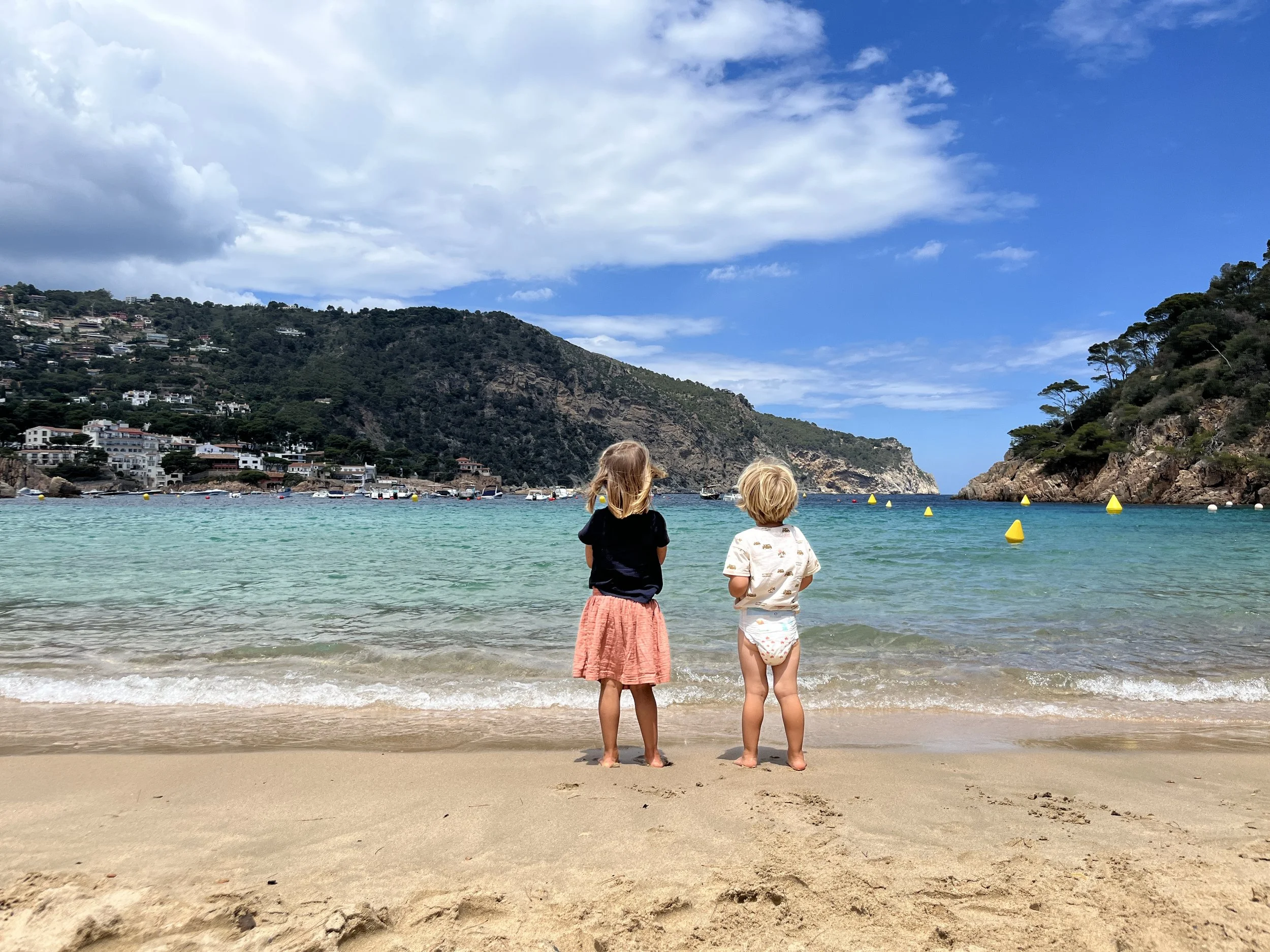 Uitzicht bij Costa Brava met kinderen