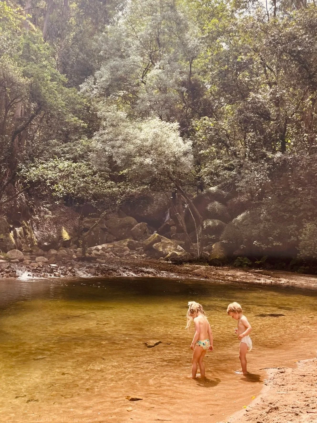 Spelen met water in het rustige binnenland van Portugal