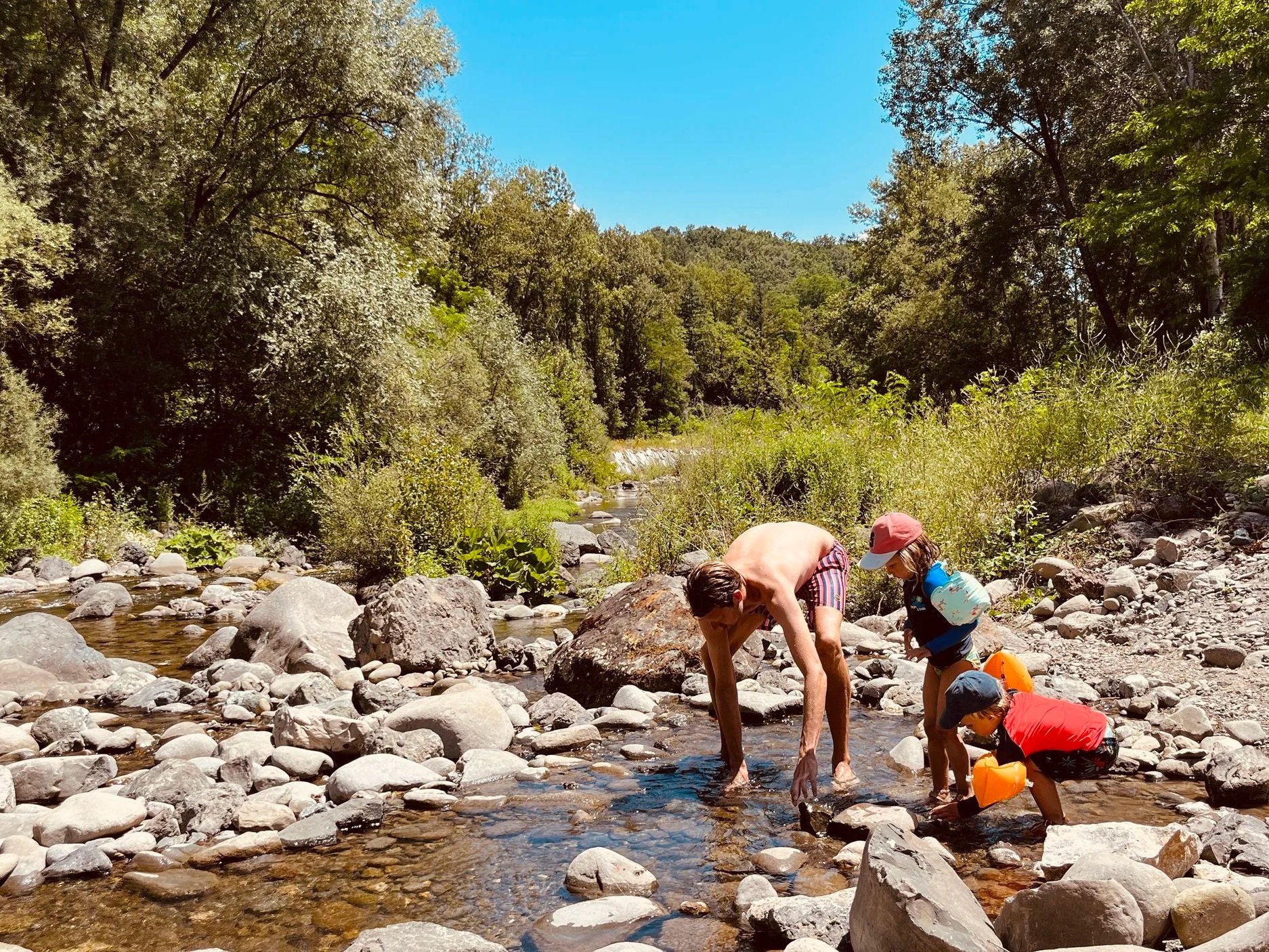 Kinderen spelen met riviertjes in binnenland van Italië