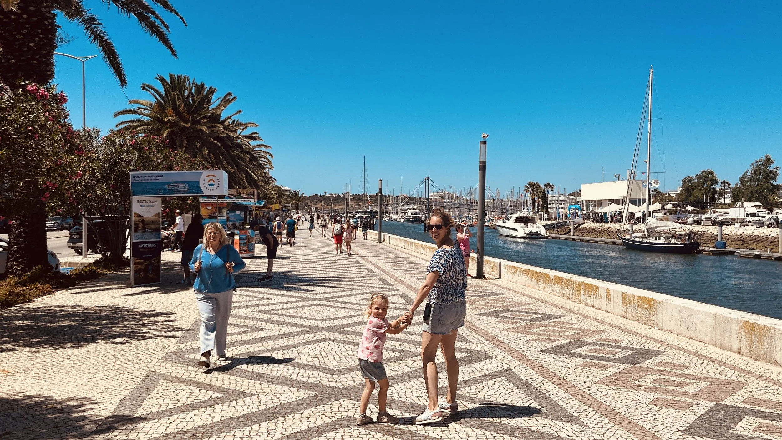 Wandelen met kinderen over boulevards in Portugal