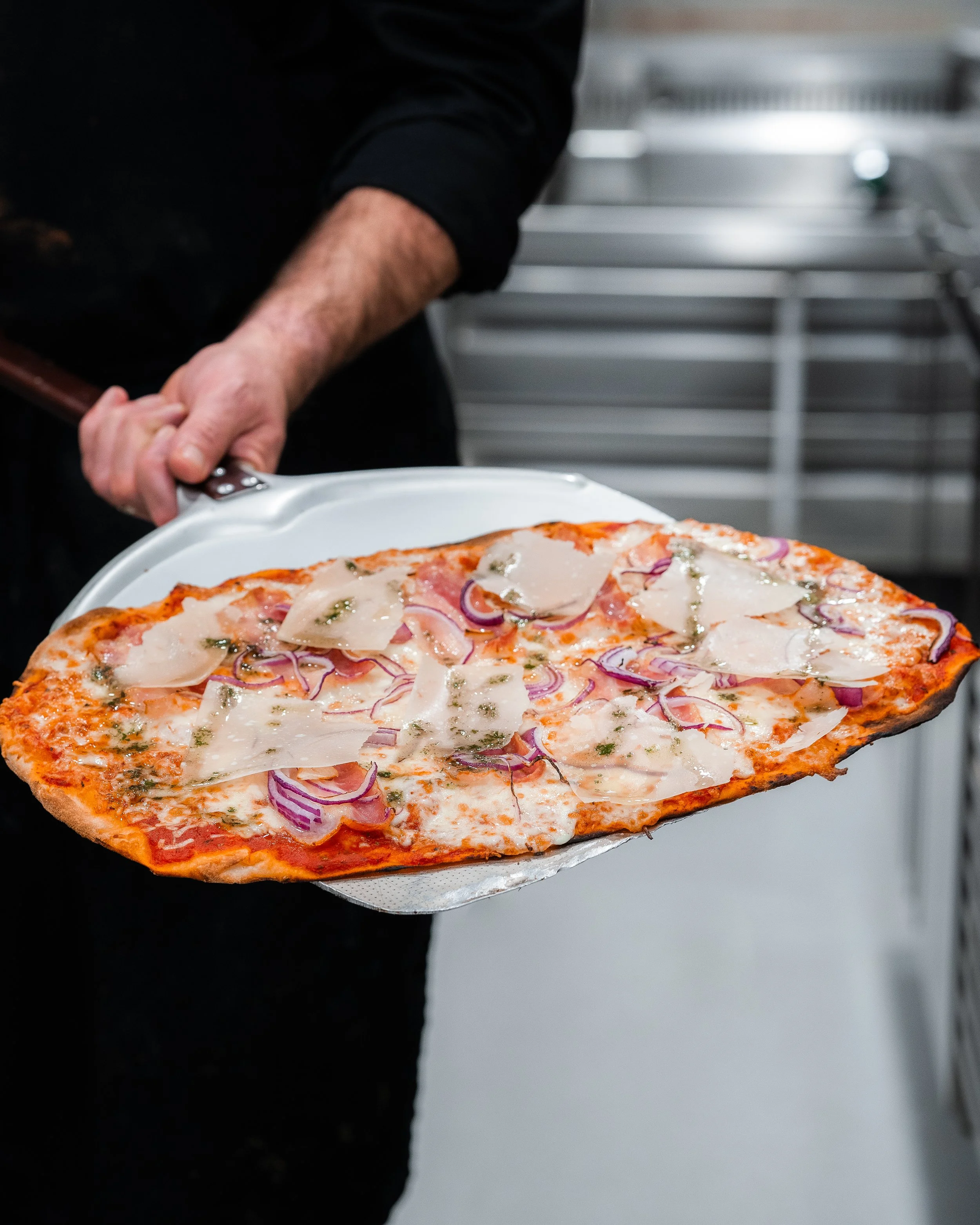 Pinsa romana Pecado Original con pepperoni Bísaro y pimiento verde, receta creativa de Pizzería Diablo en Andorra