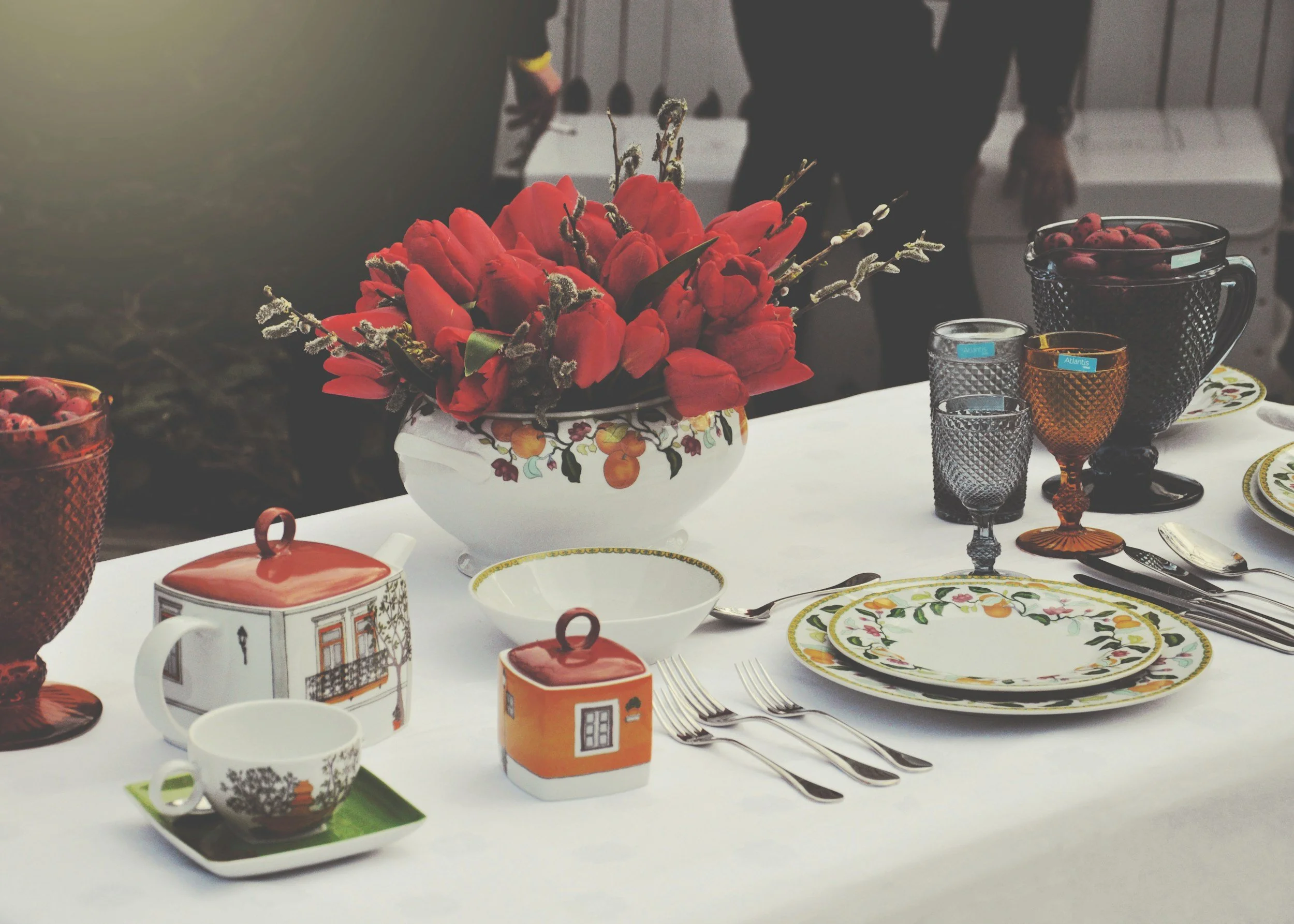 5 Ways to Style Vintage Crockery for Modern Dinner Parties