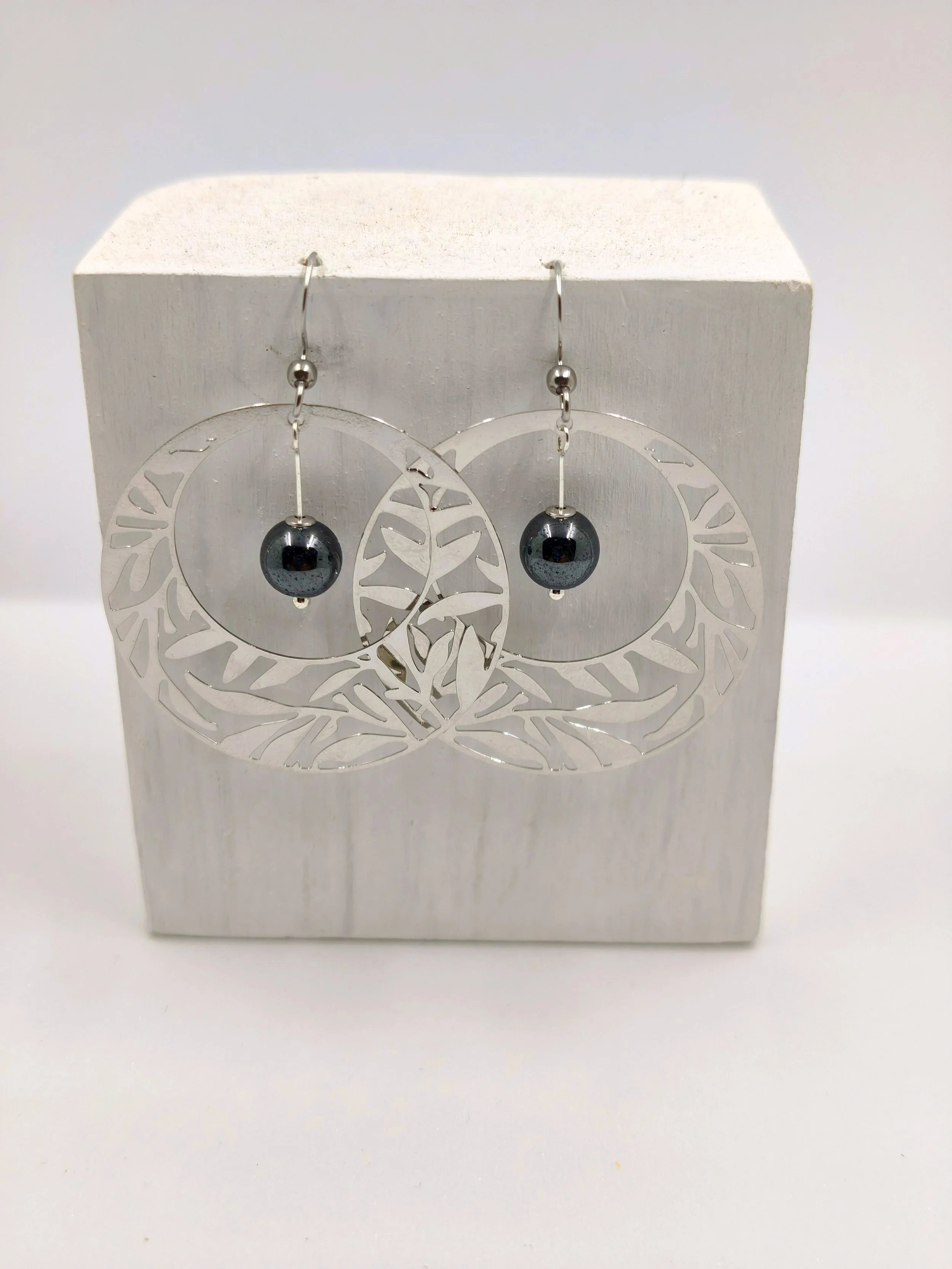 Boucles d’oreilles en Hématite – Estampe Argentée Feuillages