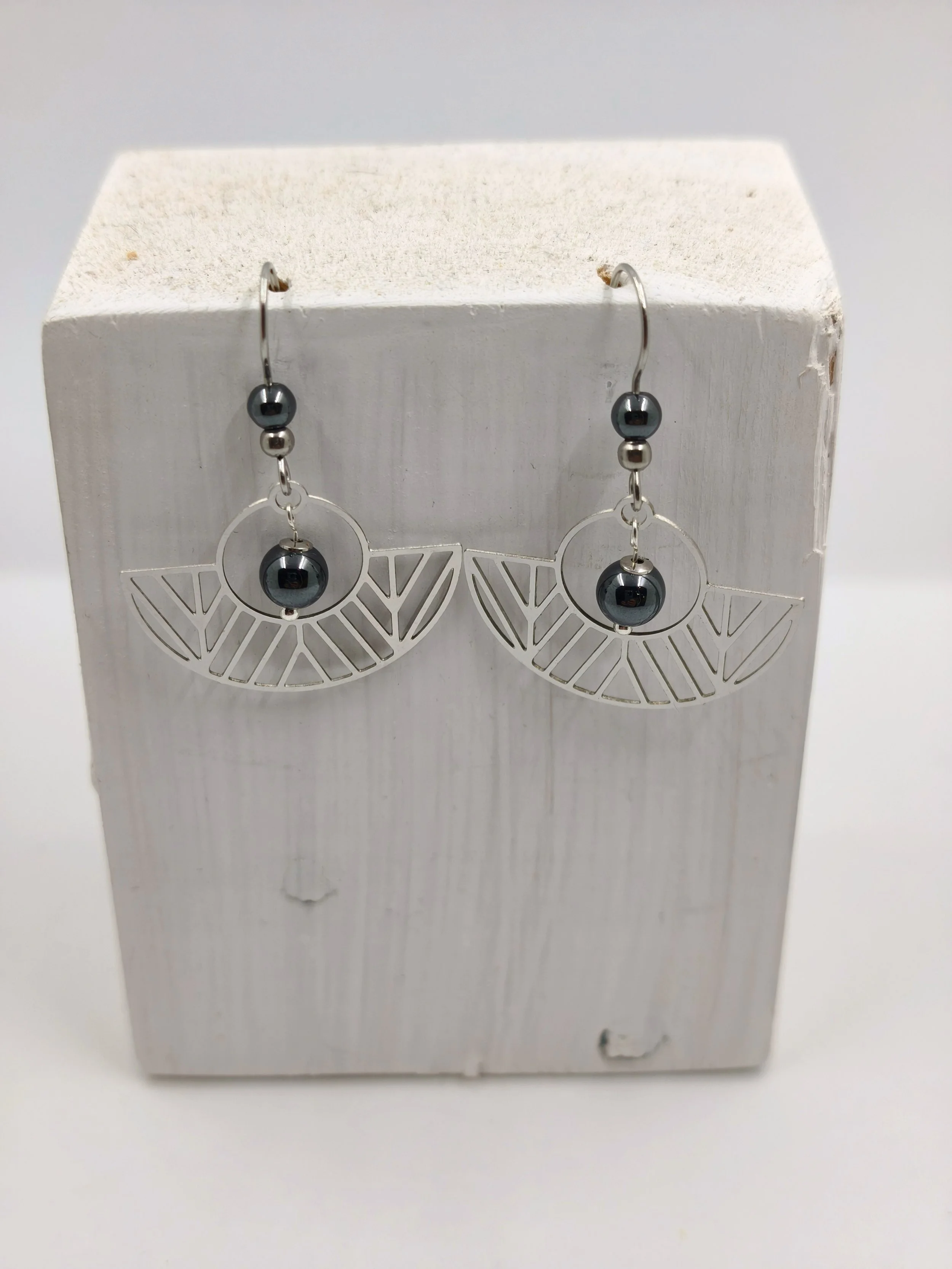 Boucles d’oreilles en Hématite – Estampe Argentée Graphique