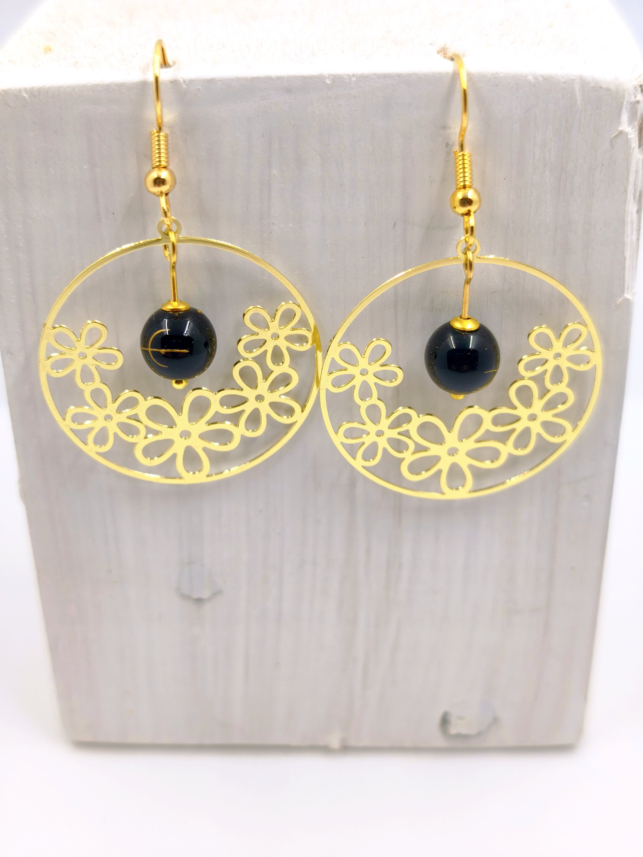 Boucles d’oreilles en Agate Noire Marbrée – Estampe dorée motifs Feuilles