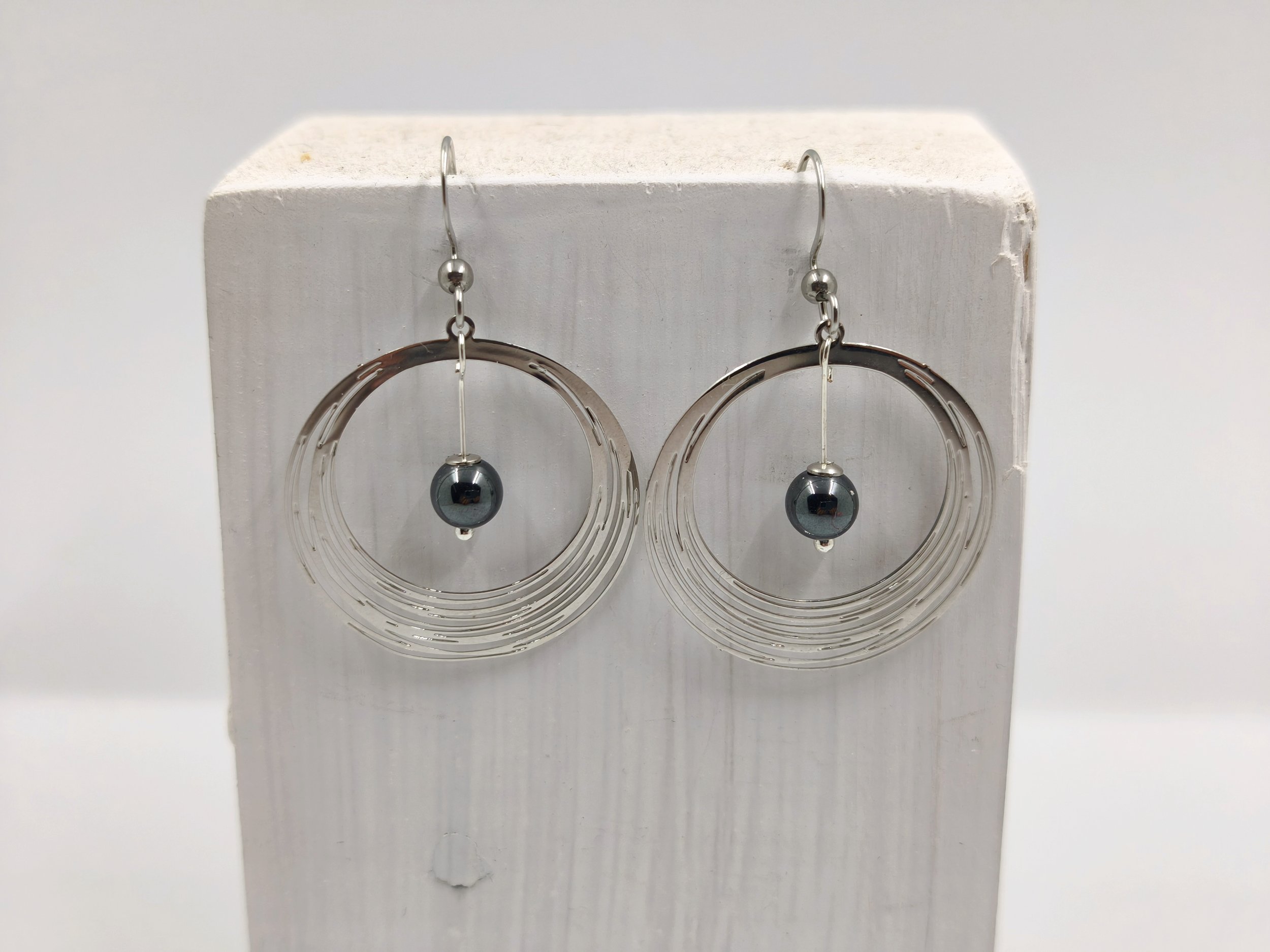 Boucles d’oreilles en Hématite – Estampe Argentée