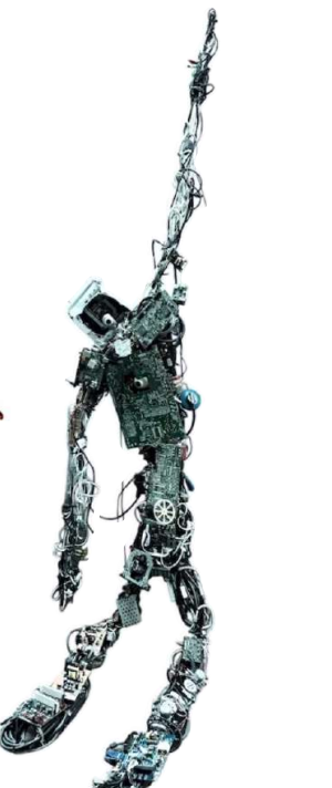 Forma di una figura umana composta da vari pezzi di elettronica e componenti tecnologici disposti in modo artistico.