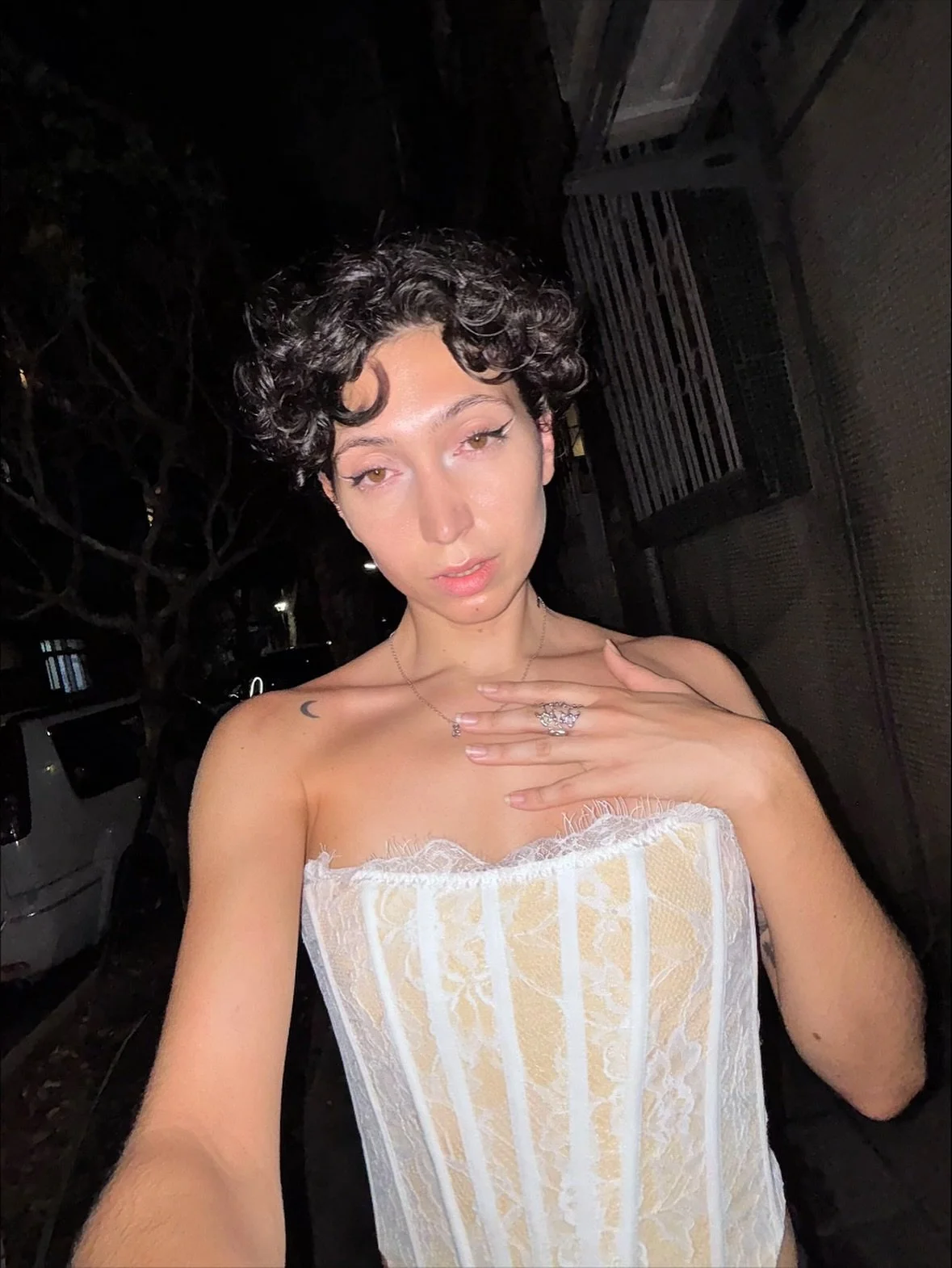 突然發現白色真的太像我了 🤍✨
這個戒指＋愛心鏡子 &gt;&gt;&gt;&gt;&gt; absolutely obsessed
𝕾𝖊𝖆𝖗𝖙-𝖘𝖍𝖆𝖕𝖊𝖉 𝖆𝖓𝖌𝖊𝖑𝖎𝖈 𝖒𝖎𝖗𝖗𝖔𝖗
𝕲𝖗𝖆𝖕𝖍𝖎𝖈 𝖗𝖎𝖓𝖌 @zzzzlab 🤍
&bull;
#model #模特 #咖啡