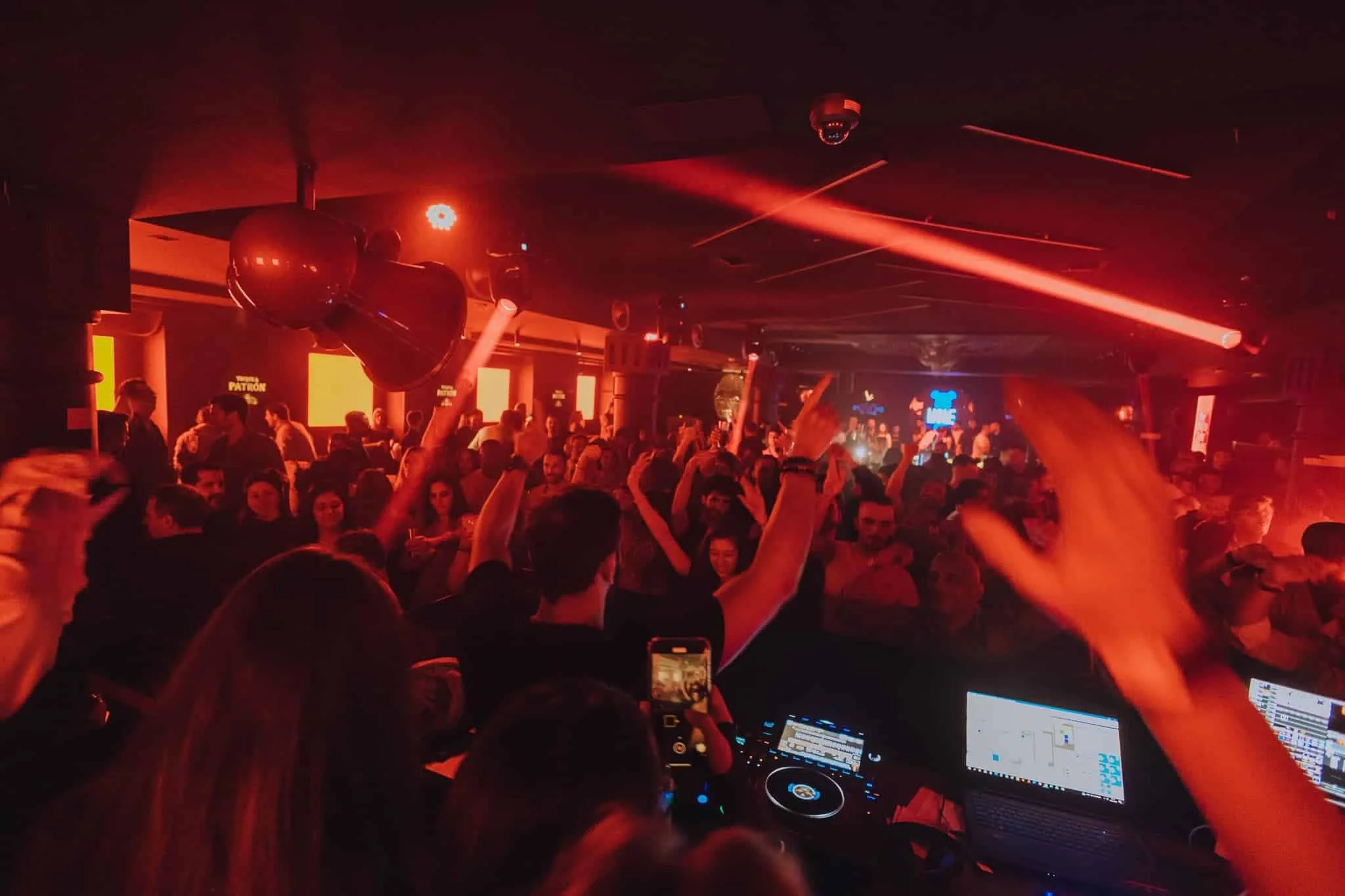 pessoas-a-dancar-na-discoteca-mome-lisbon-@momelisbon.jpg