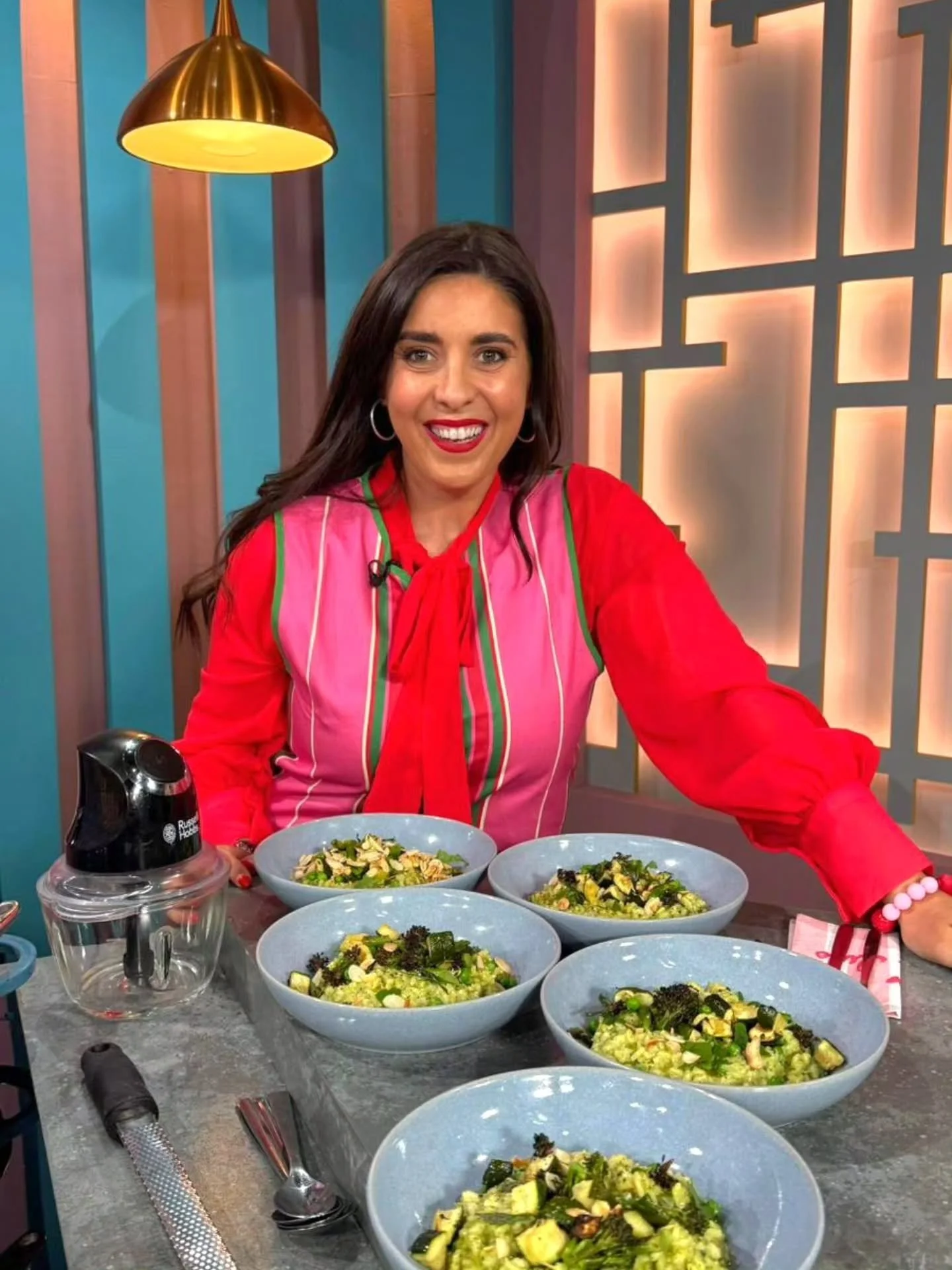 A gorgeous night tonight on the @sixoclockshow show making this delicious Summer Green Risotto. But the real star of the show are the halloumi croutons on top. YOU MUST TRY THEM!!! 
'
As always thank you so much to @ciaraburkehairandmakeup for my hai