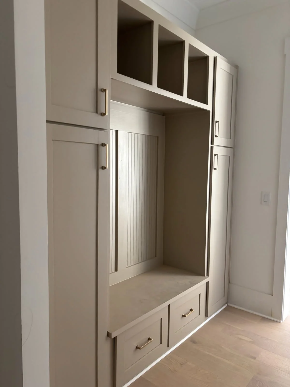 We are loving the final touch on this mud bench we made for our friends at Epic Homes! 

If you have empty space that you would like to make use of or are looking to revamp your mud/entry area, we're your crew! 😎
Call or text our office @ 770-873-38