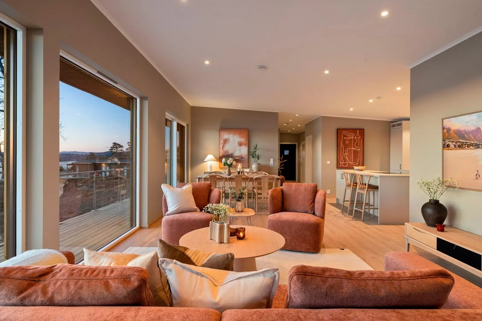 Stue, spisestue og kjøkken.