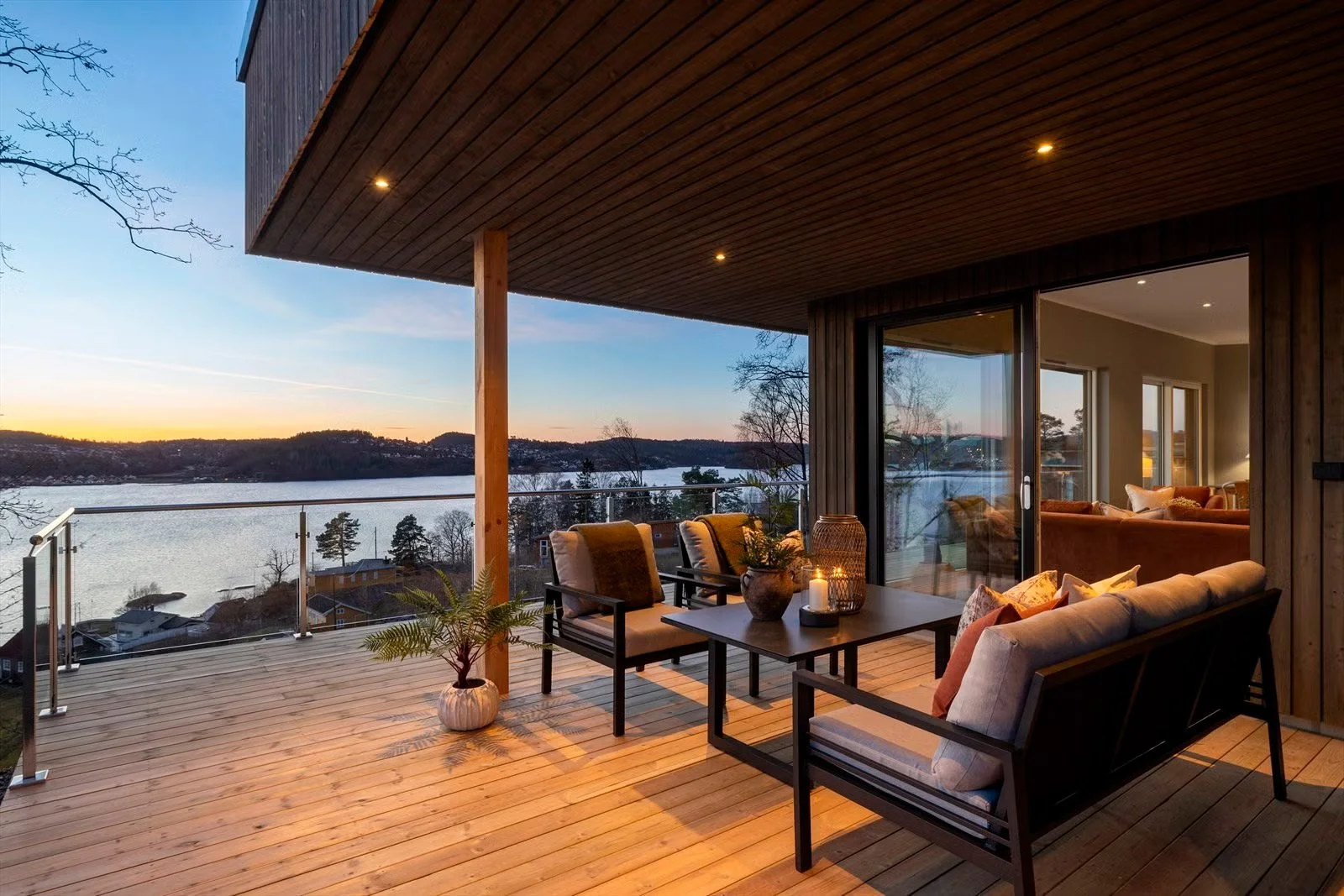 Stemningsbilde som viser utsikten fra terrasse ved solnedgang.