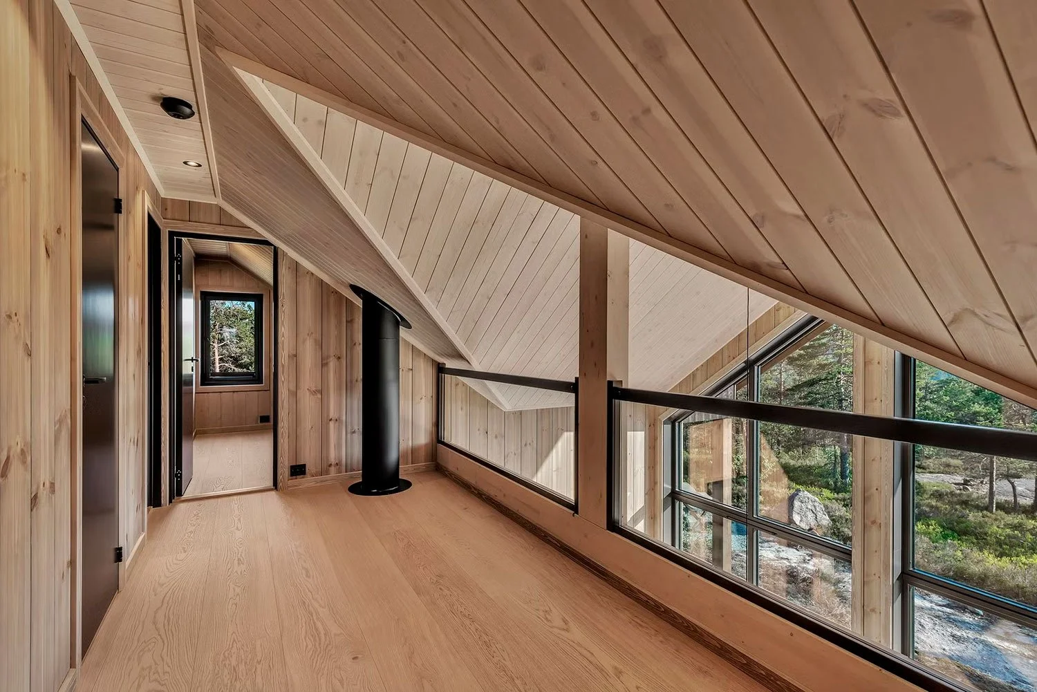 Loftstue med delikate arkitektoniske detaljer.