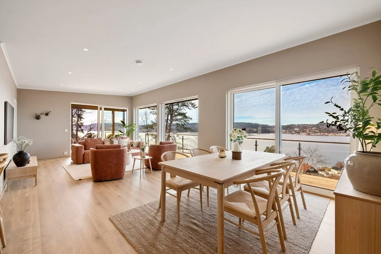 Stue og spisestue med utsikt.