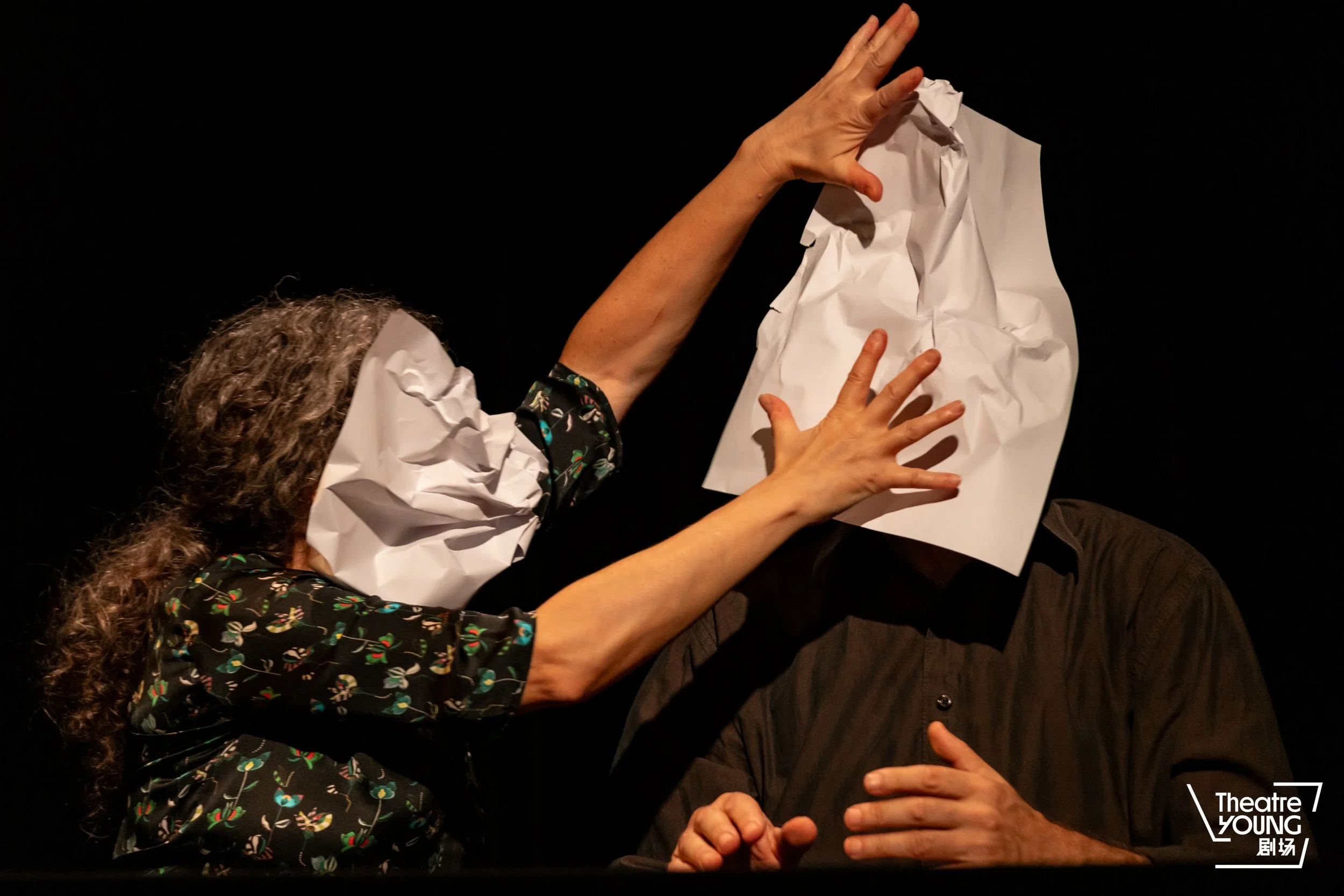 Scène de la Conférence Surréaliste - spectacle de théâtre visuel