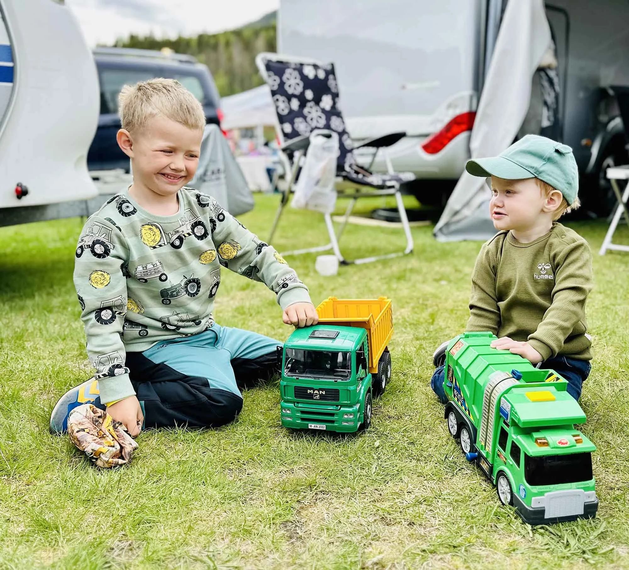 Barn som leker med lastebilder på Varmarknaden