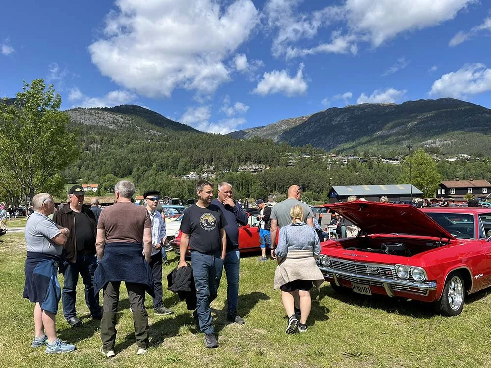 Folkeliv og bilutstilling