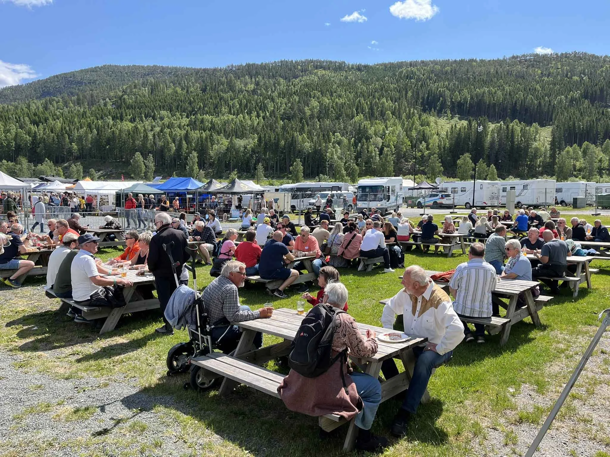 Folkeliv utenfor Storstogo.jpg