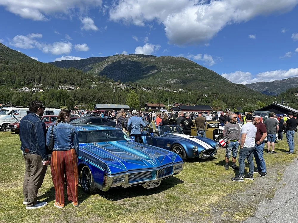 Bilutstilling og publikum