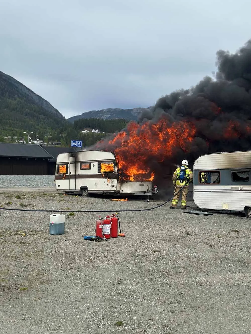 Campingvogn i fyr ved brannøvelse