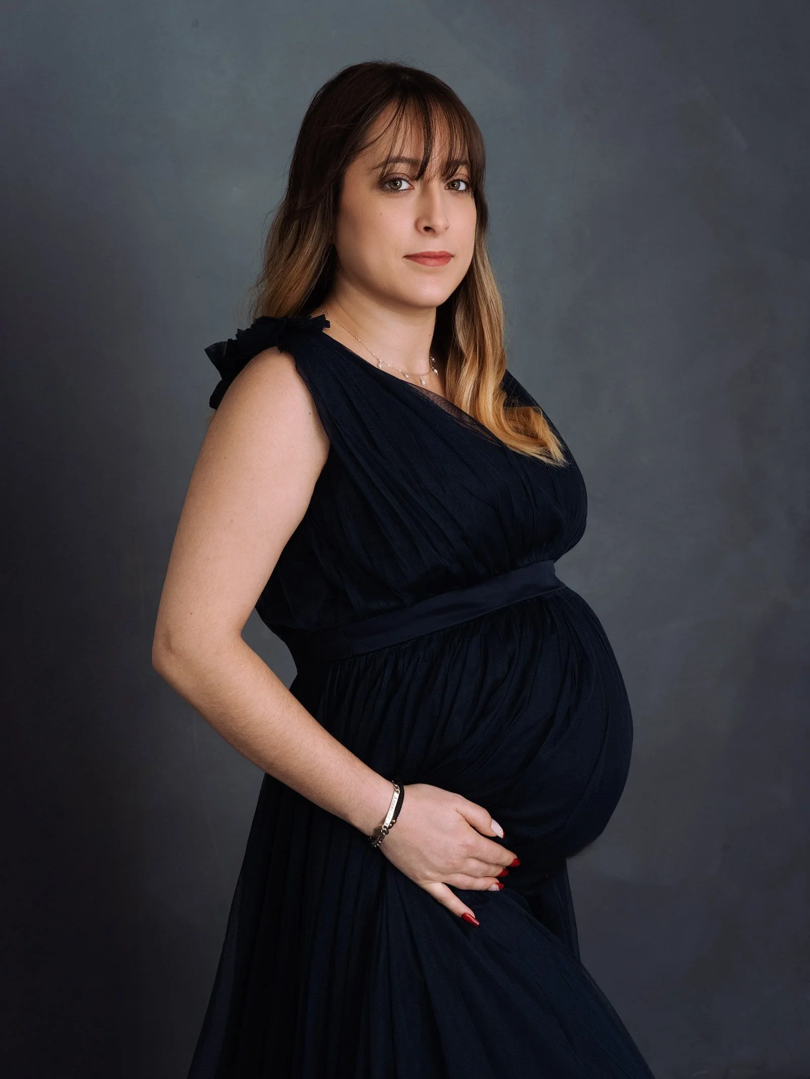 Portrait studio femme enceinte style Fine Art et robe de créateur - Art Subtil