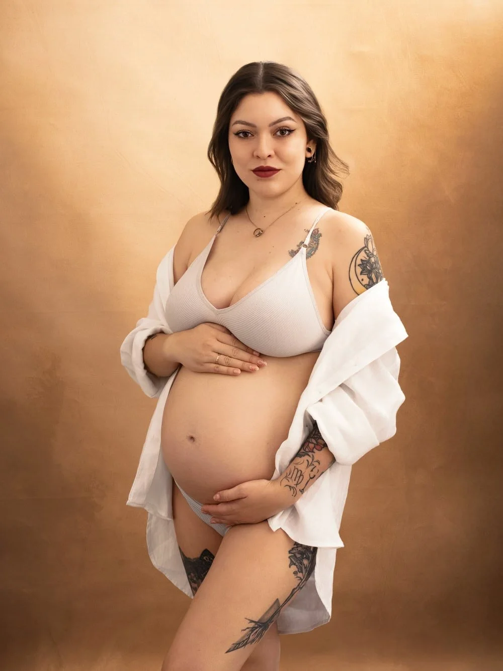 Photographe grossesse Strasbourg style boudoir femme enceinte lingerie et tatouages studio