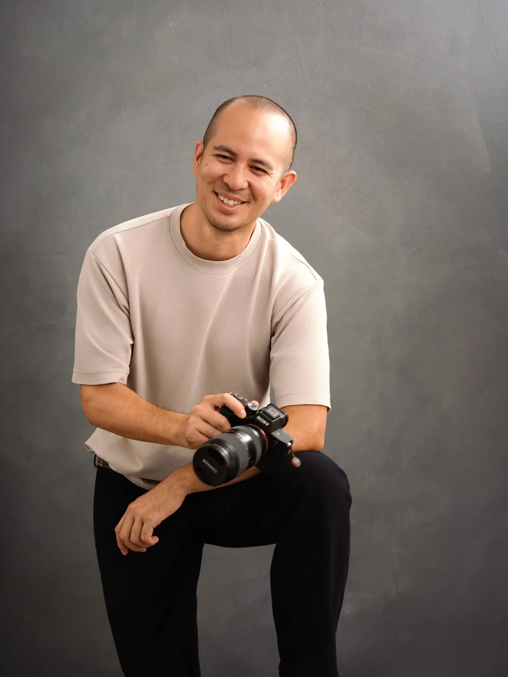Portrait du photographe professionnel du studio L'Art Subtil à Strasbourg en situation de travail.