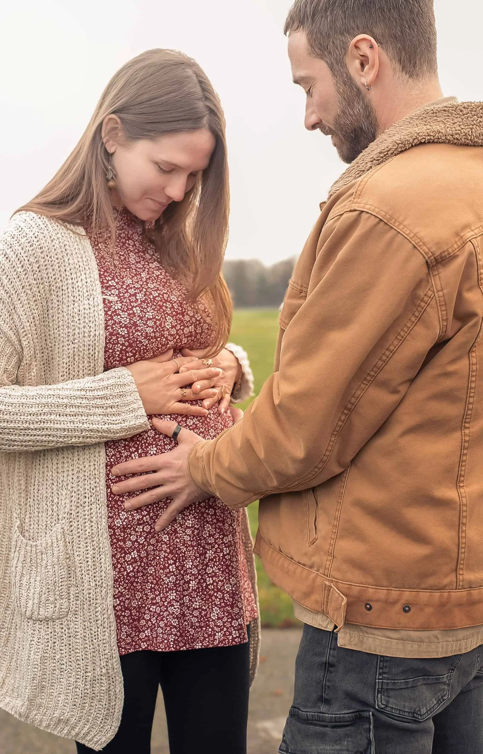 Séance photo grossesse extérieur Strasbourg nature automne couple ballade