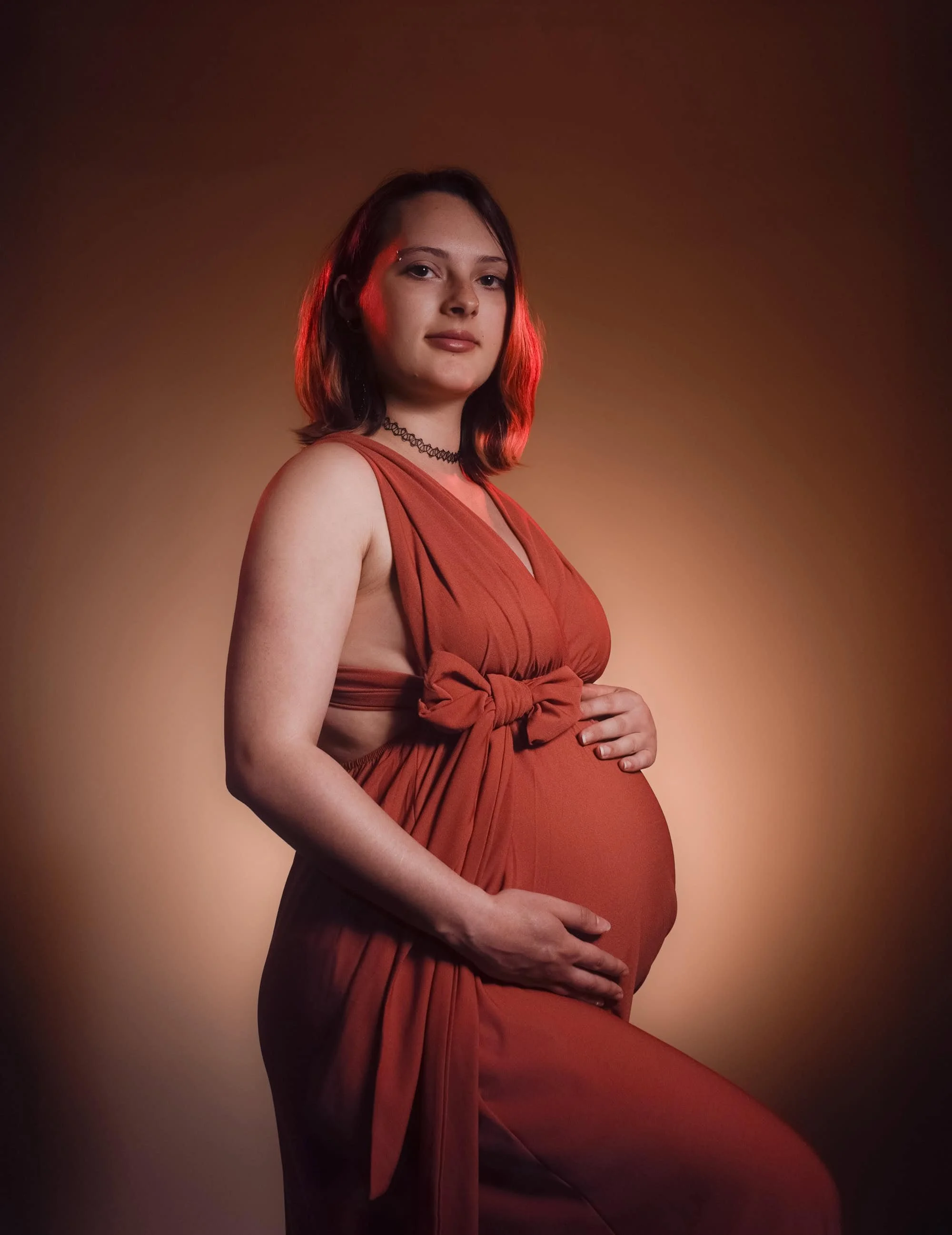 portrait-grossesse-robe-terracotta-fond-sombre-strasbourg.jpg