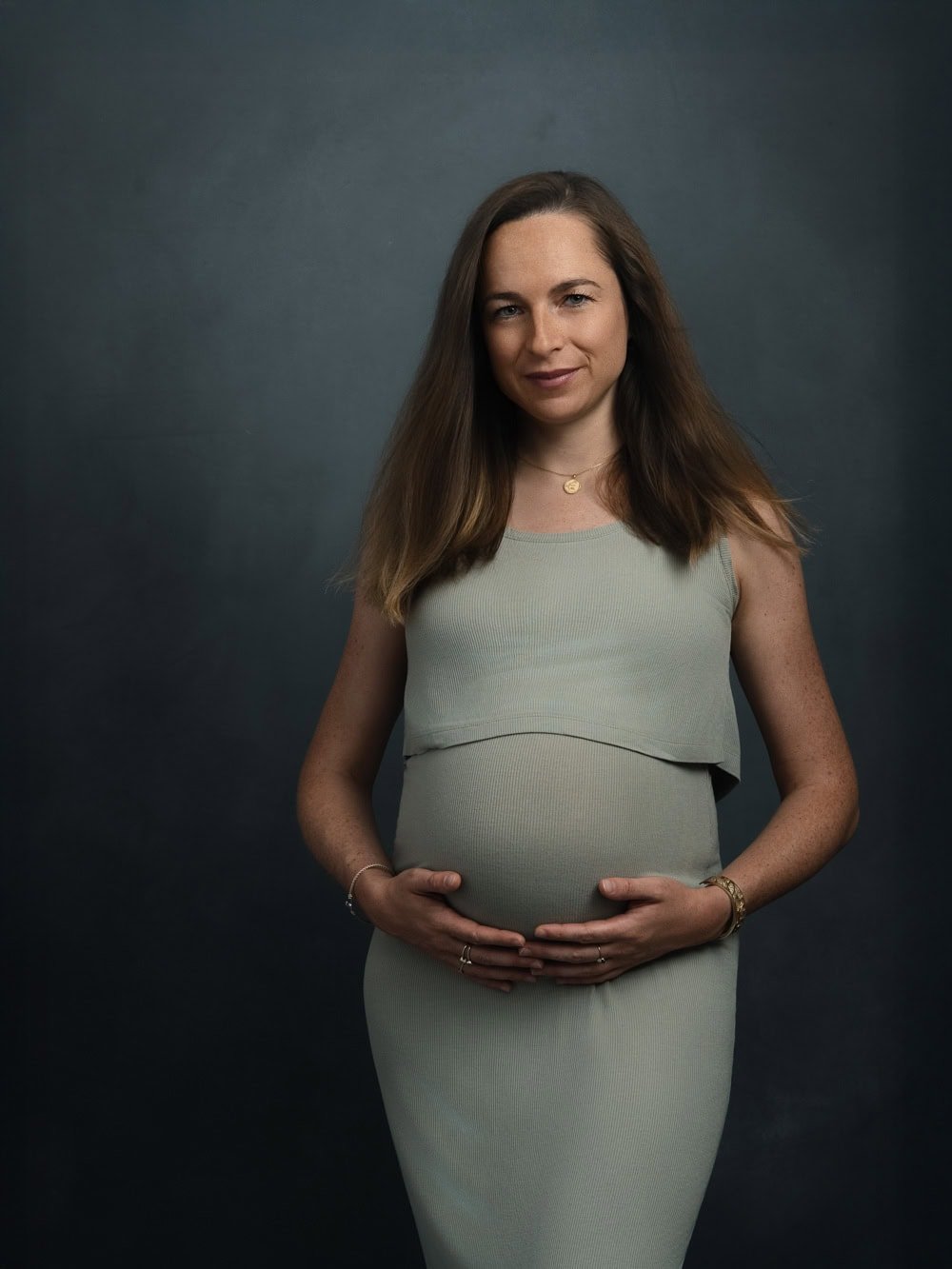 Photographe grossesse Strasbourg, portrait de future maman en studio