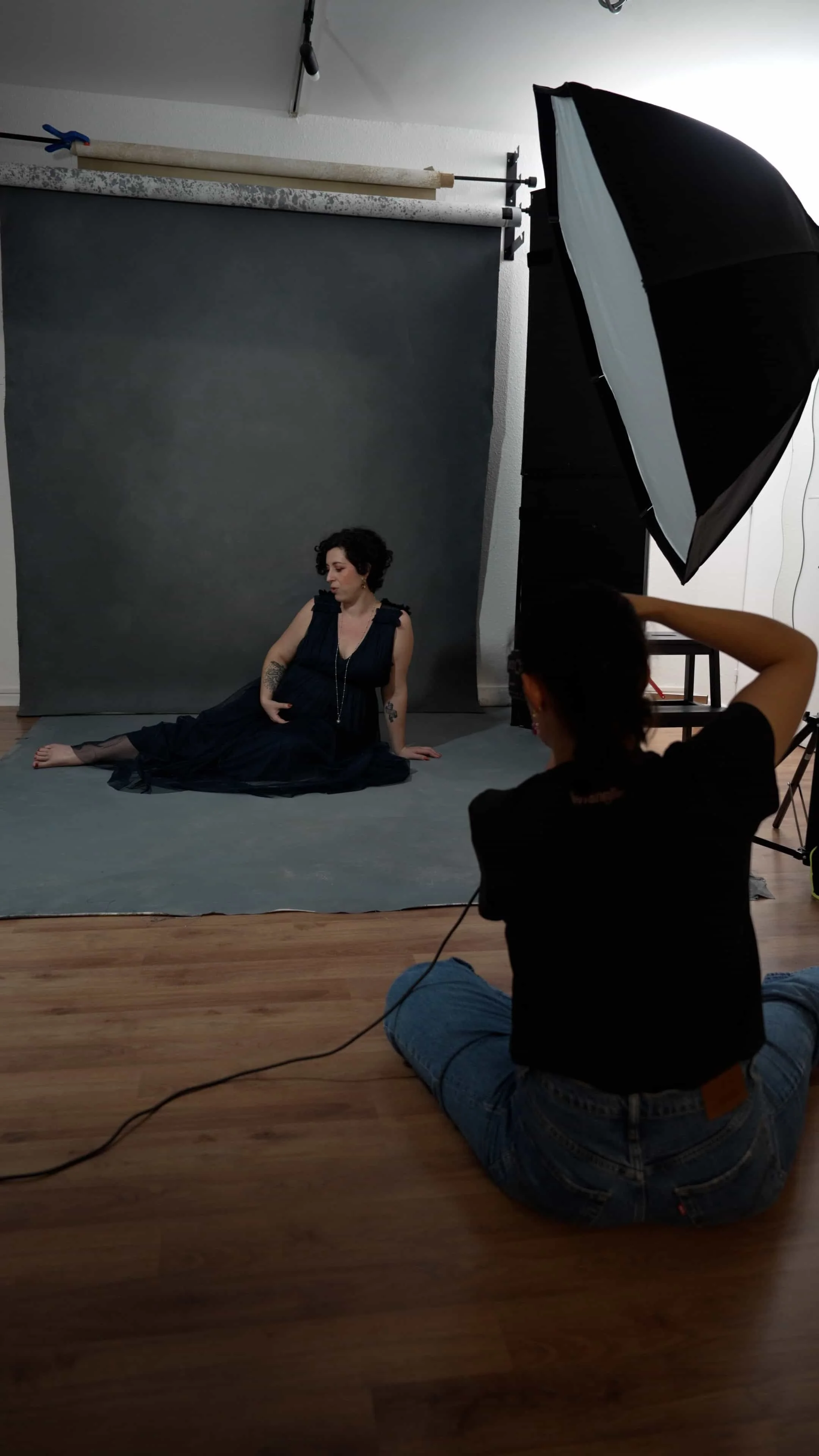 Photographe guidant une future maman pendant une séance grossesse au studio à Strasbourg