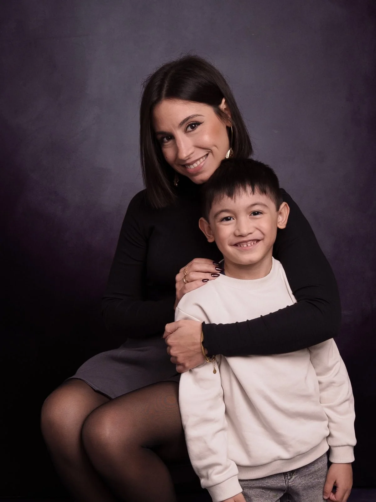 Parents et enfants lors d’une séance photo famille en extérieur à Strasbourg.