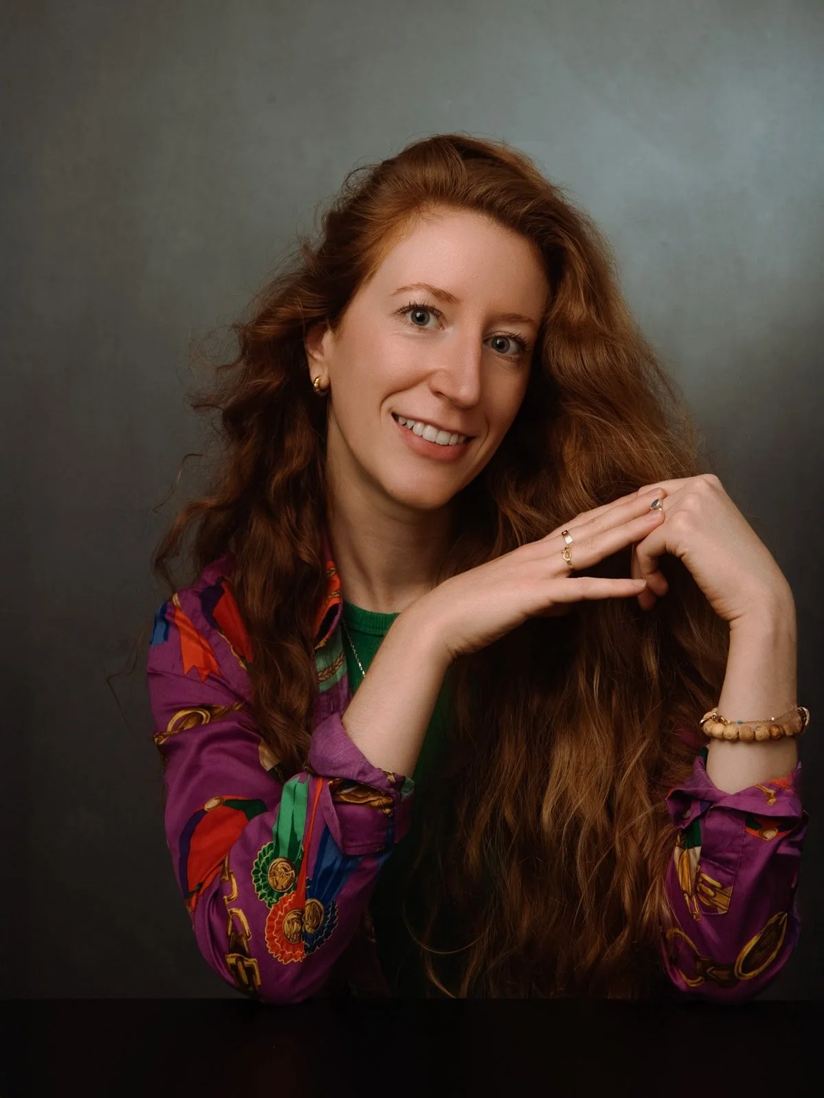 Avant/après d’un portrait professionnel, crédibilité renforcée.