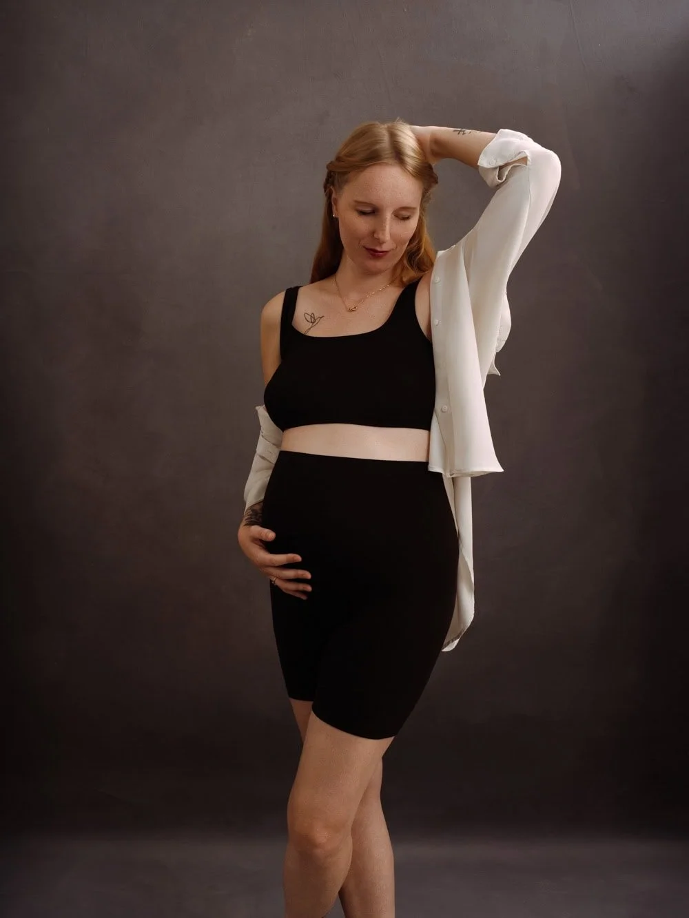Photographe de future maman à Strasbourg - Portrait élégant et moderne en studio.