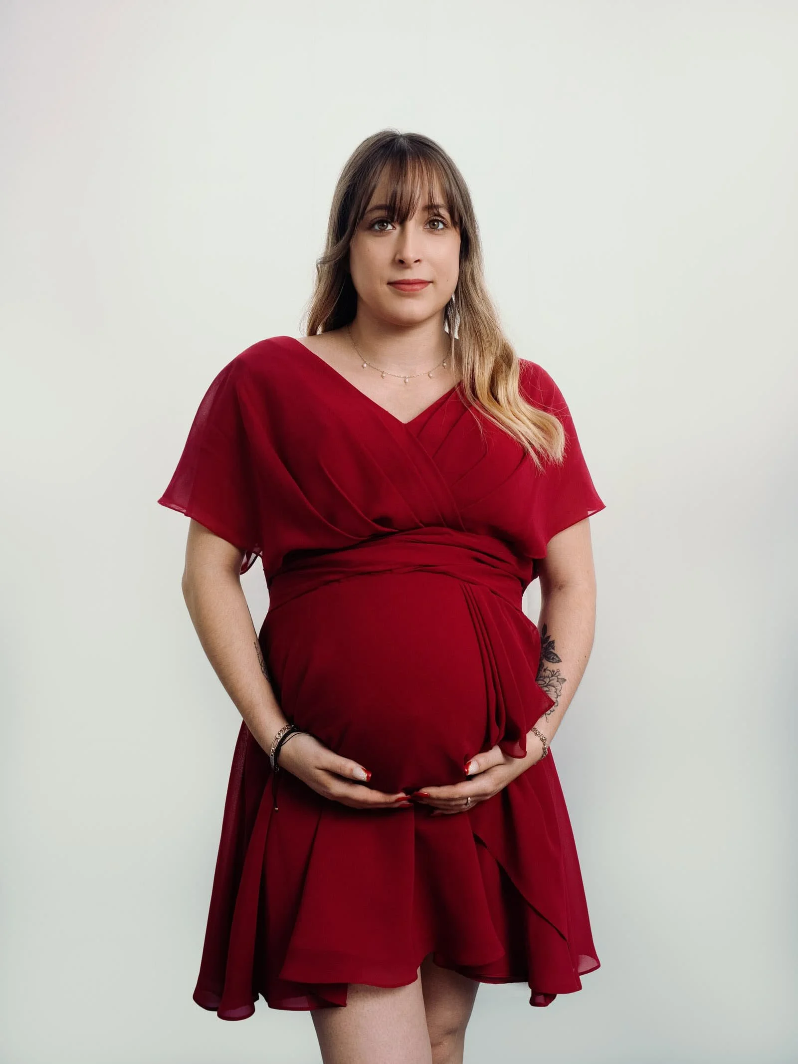 Séance photo grossesse à Strasbourg, future maman en robe rouge