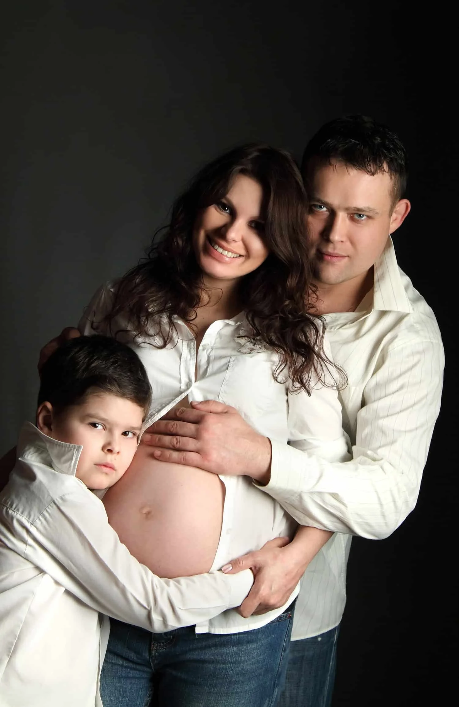 Sourire vrai enfant pendant séance photo maternité studio L'Art Subtil