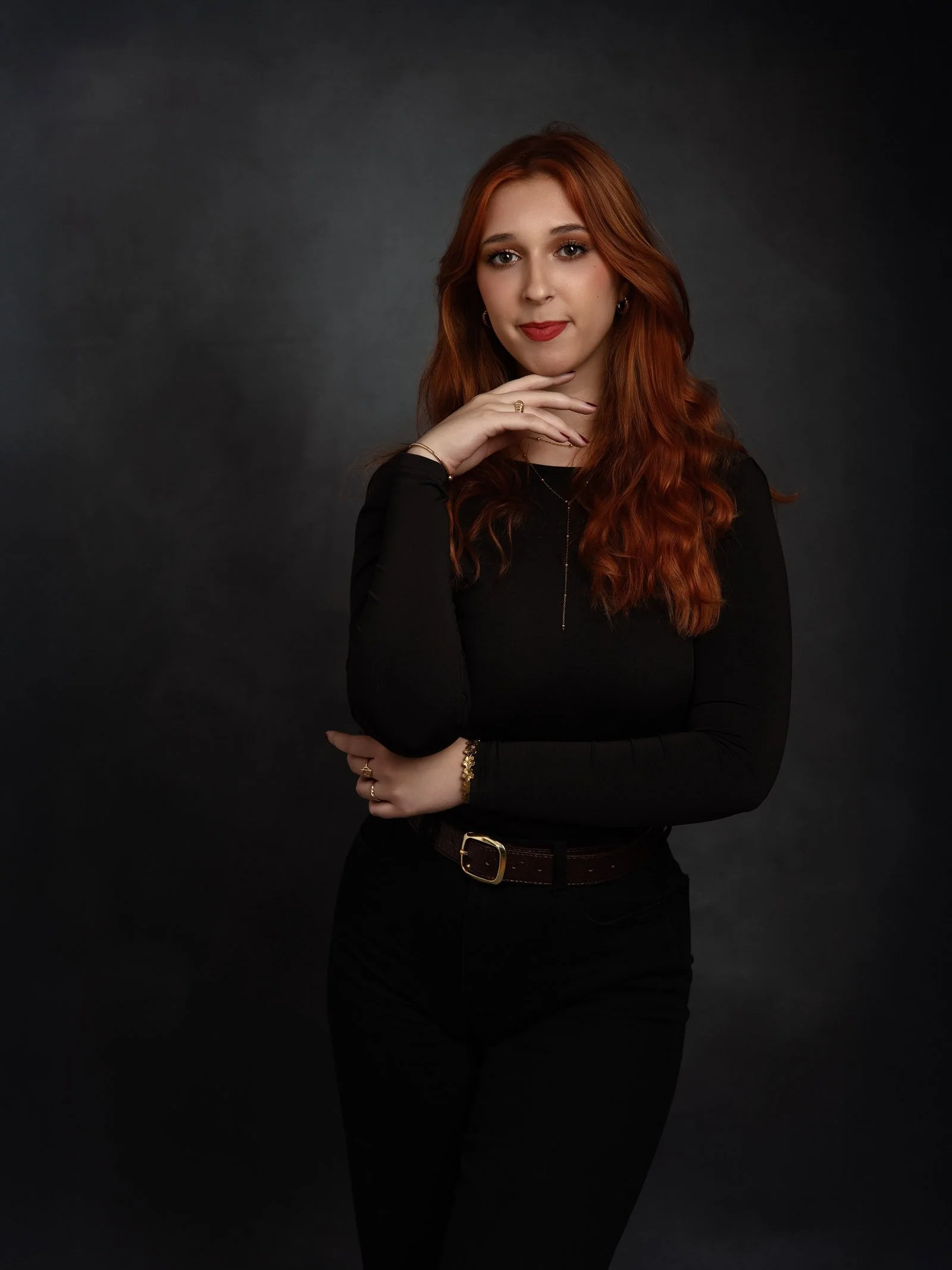 Portrait femme professionnel Strasbourg posture confiante et naturelle réalisée en studio